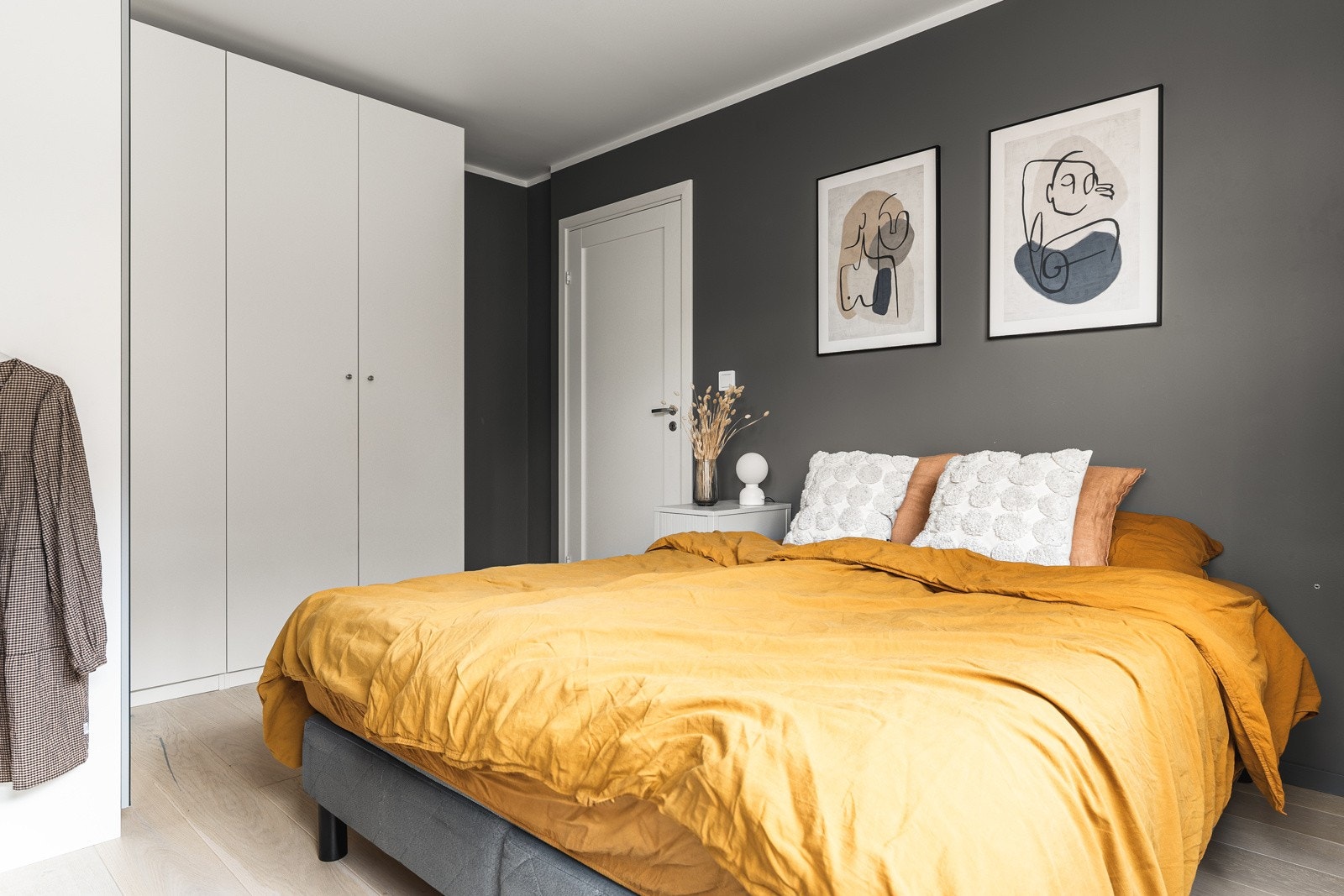 Veggene er malt i en lun fargetone som blir komplimentert av det naturlige dagslyset. Det er store vindusflater som gir en luftig romfølelse. Galleribilde