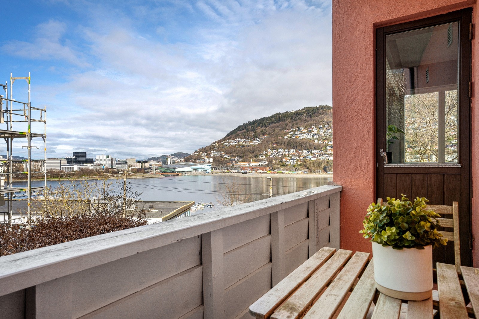 Balkongen er vestvendt med meget gode solforhold. Her får du plass til utemøbler og kan nyte et glass over solnedgangen. Galleribilde