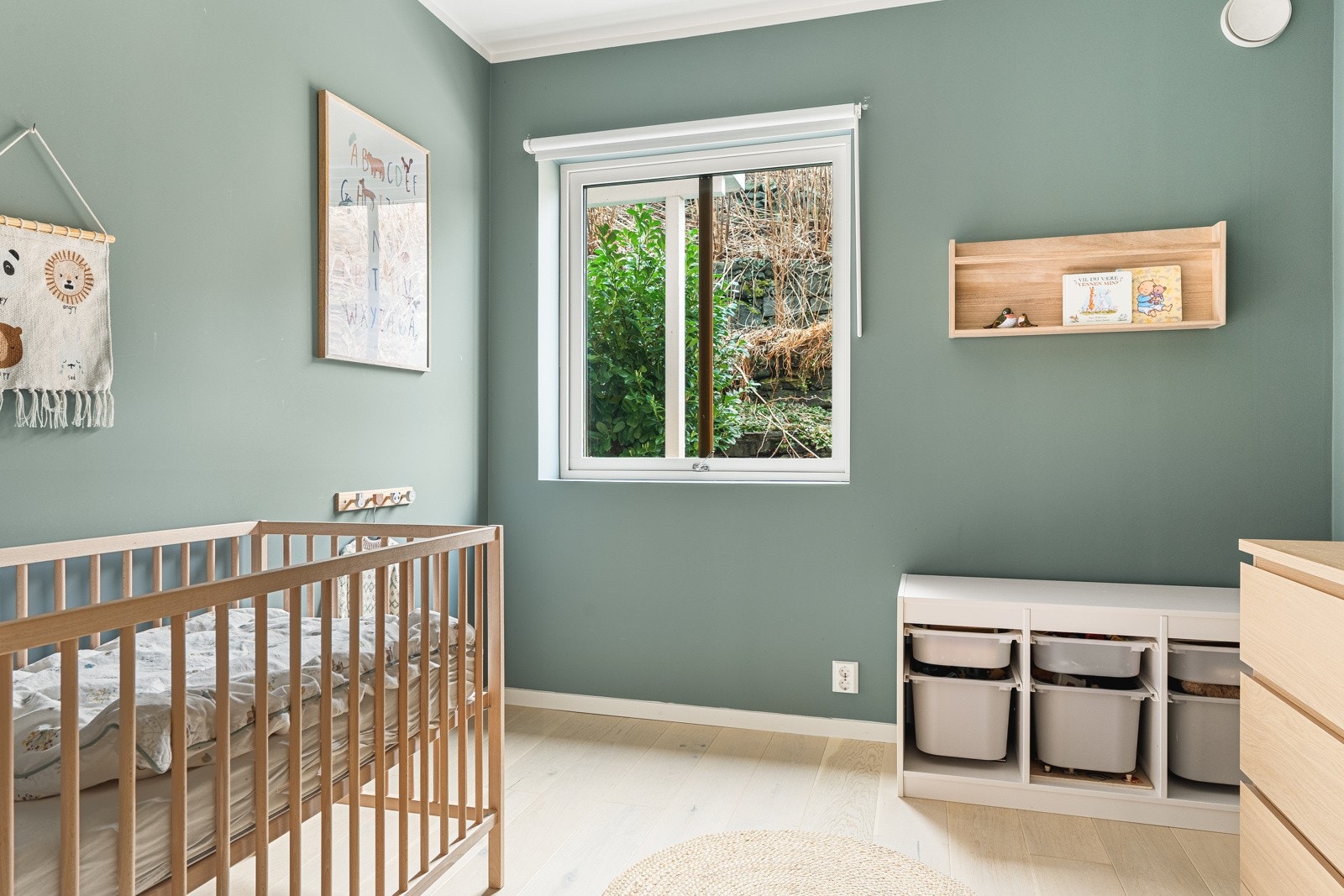 Det andre soverommet er også av god størrelse og kan innredes med dobbeltseng, garderobeløsning og ellers annet ønsket møblement. Galleribilde