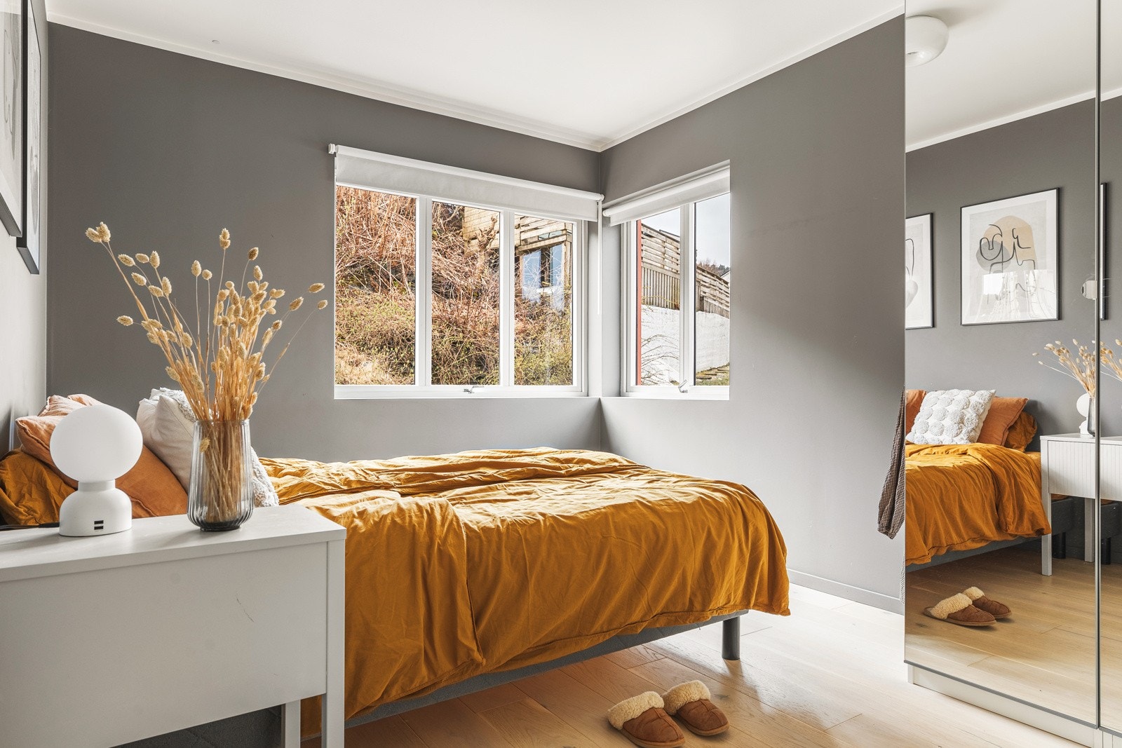 Hovedsoverommet er romslig og fint med sine 11,5 kvm. Her er det god plass til å innrede med både dobbeltseng og garderobeskap for oppbevaring. Galleribilde