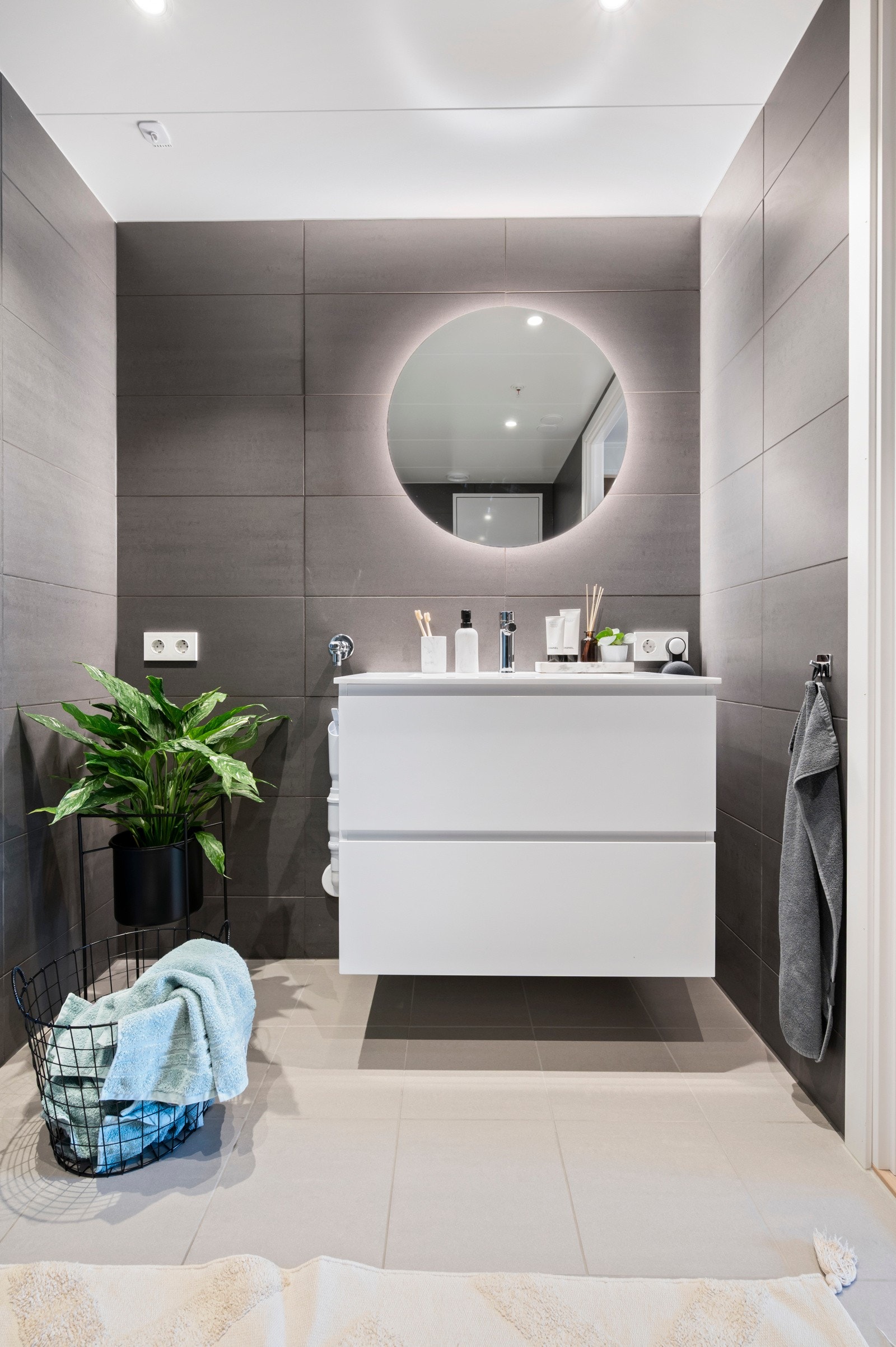 Elegant og stilrent bad med god plass til oppbevaring i skuffeinnredning under servant Galleribilde