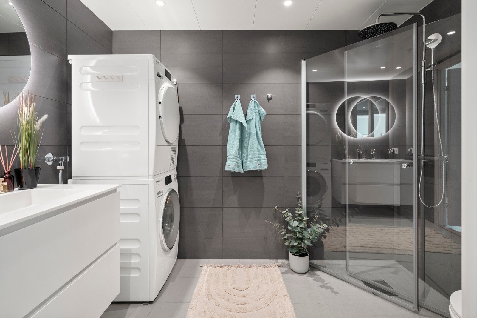 Inn fra entré finner du et moderne og delikat baderom med flislagte vegger og panelplater i himlingen Galleribilde