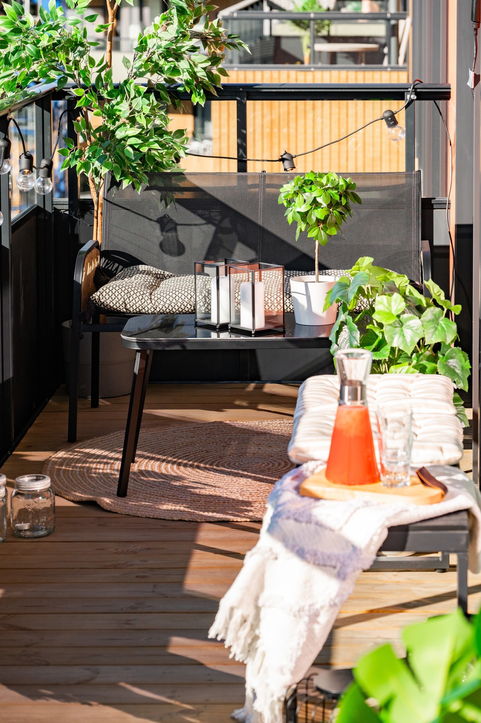 Inviter venner og familie til en forfriskning i sola Galleribilde