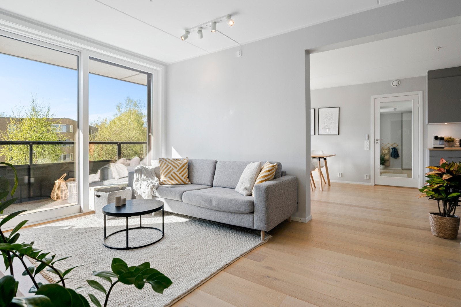 Leiligheten har en stor og innbydende stue med en svært god planløsning som gir fleksible møbleringsmuligheter Galleribilde