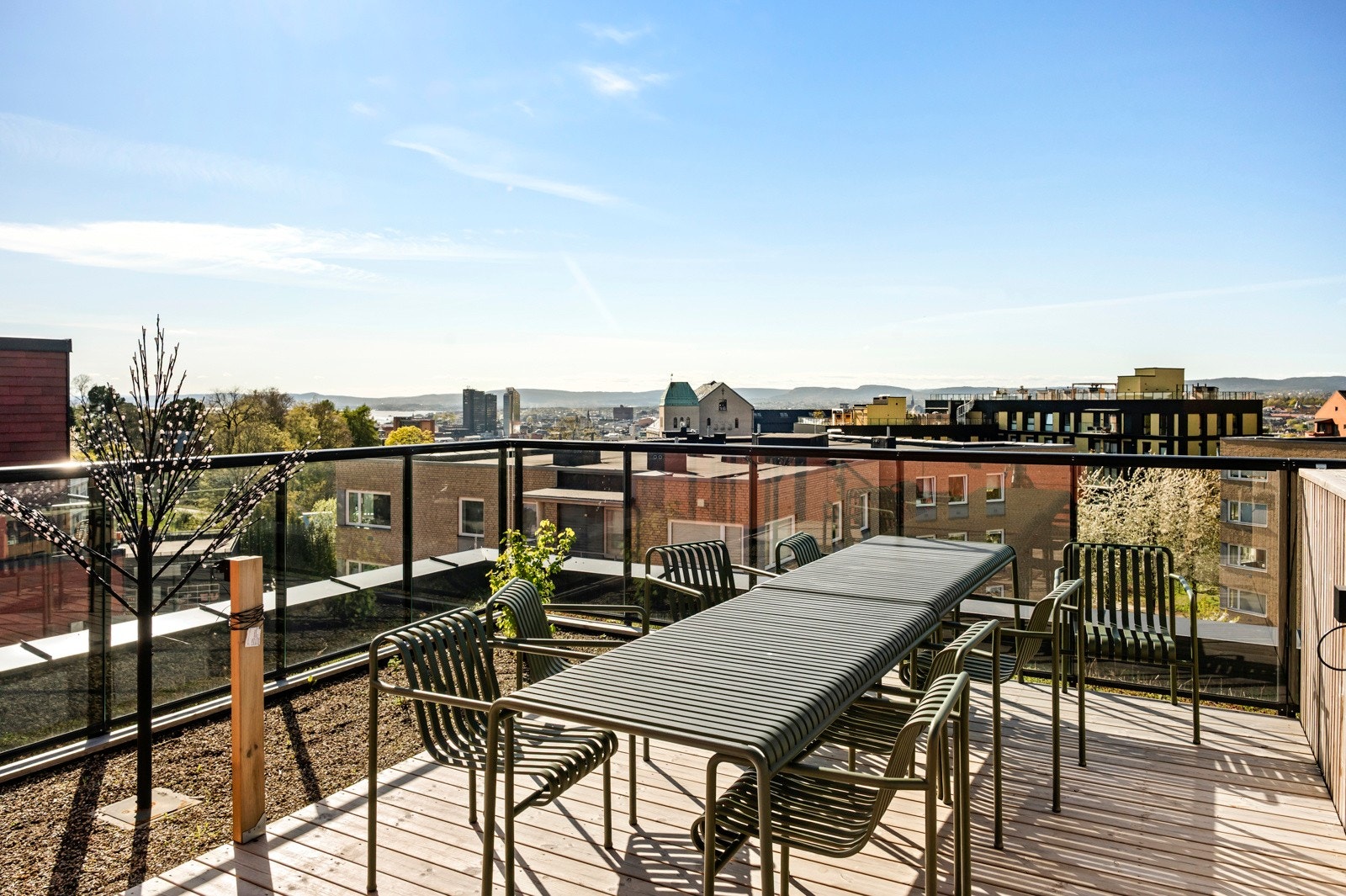 Ikke nok med at boligen har en fantastisk balkong så er det en felles takterasse Galleribilde