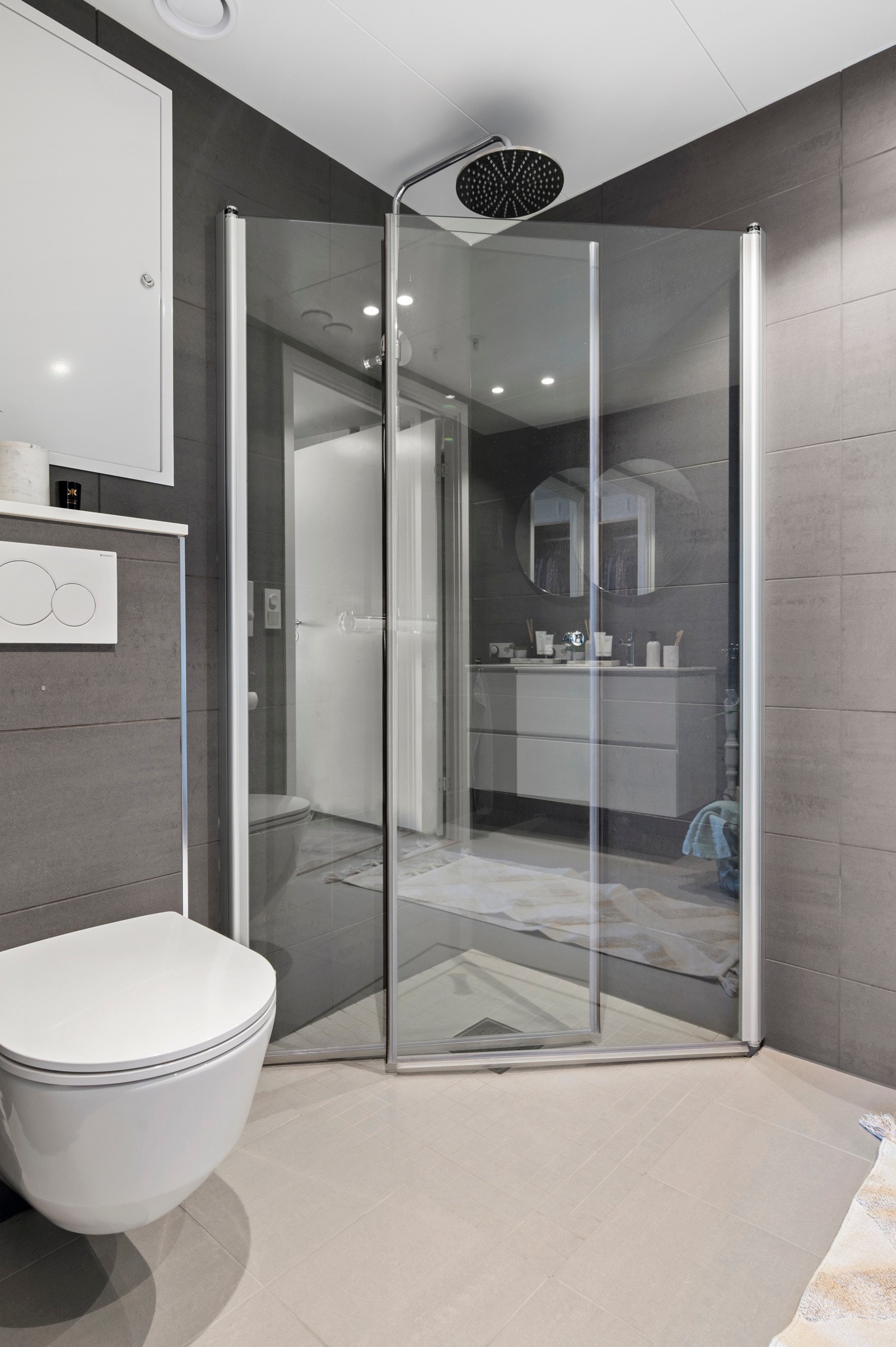 Dusj i hjørne med innfellbare glassdører i herdet glass- pent og arealeffektivt Galleribilde