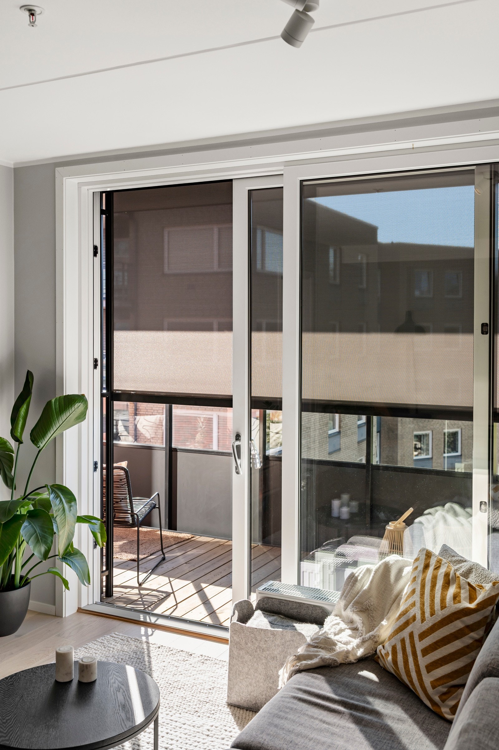 Fra stuen har du utgang til en vestvendt balkong på 15 m² med fint utsyn. Elektriske screens på alle vinduer. Galleribilde