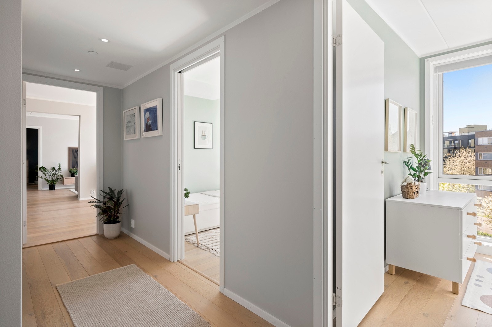 Leiligheten har en innbydende og romslig entré som gir et svært godt førsteinntrykk Galleribilde
