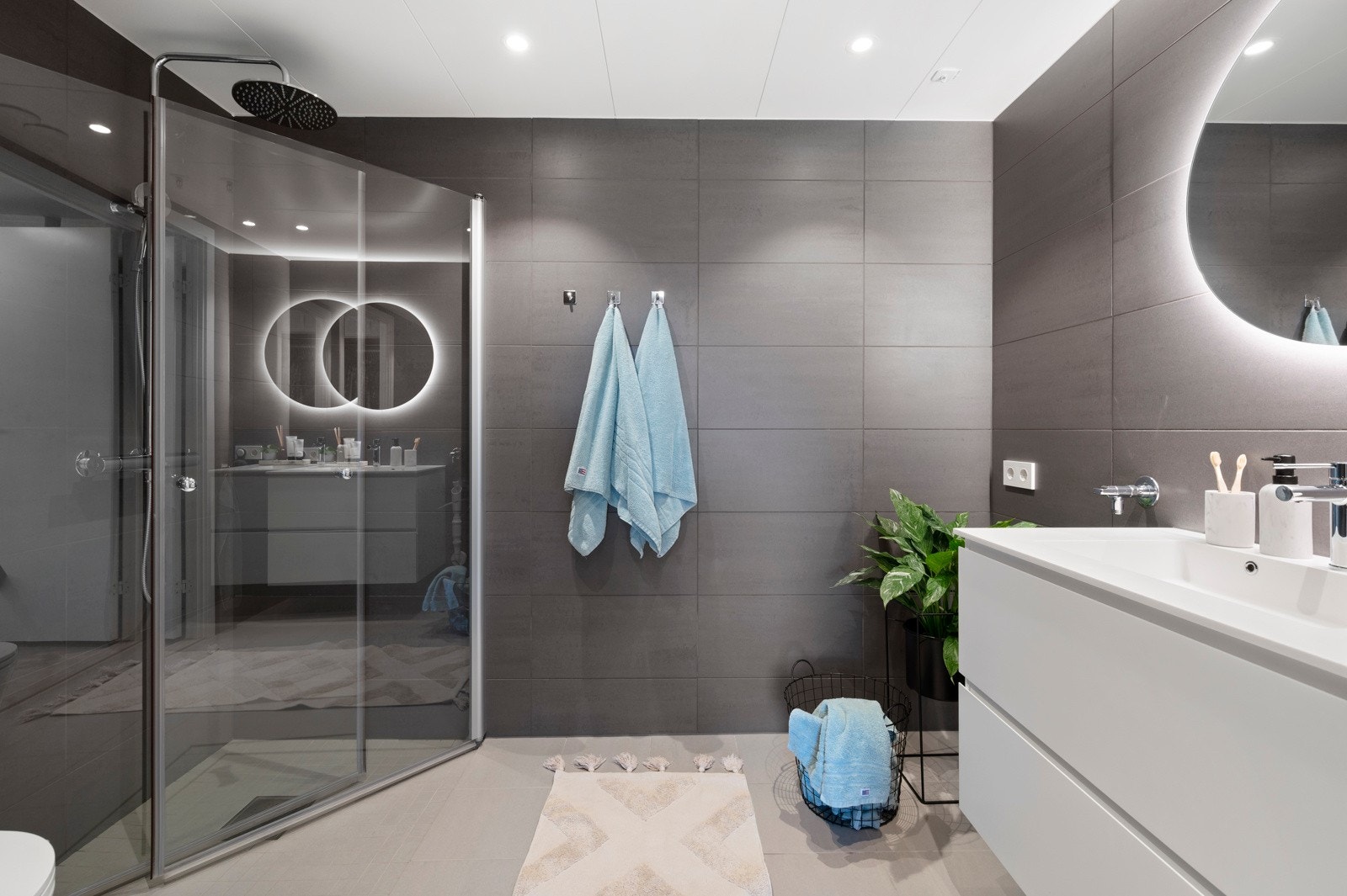 Badet tilhørende hovedsoverommet er av god størrelse og har opplegg for vask- og tørk Galleribilde