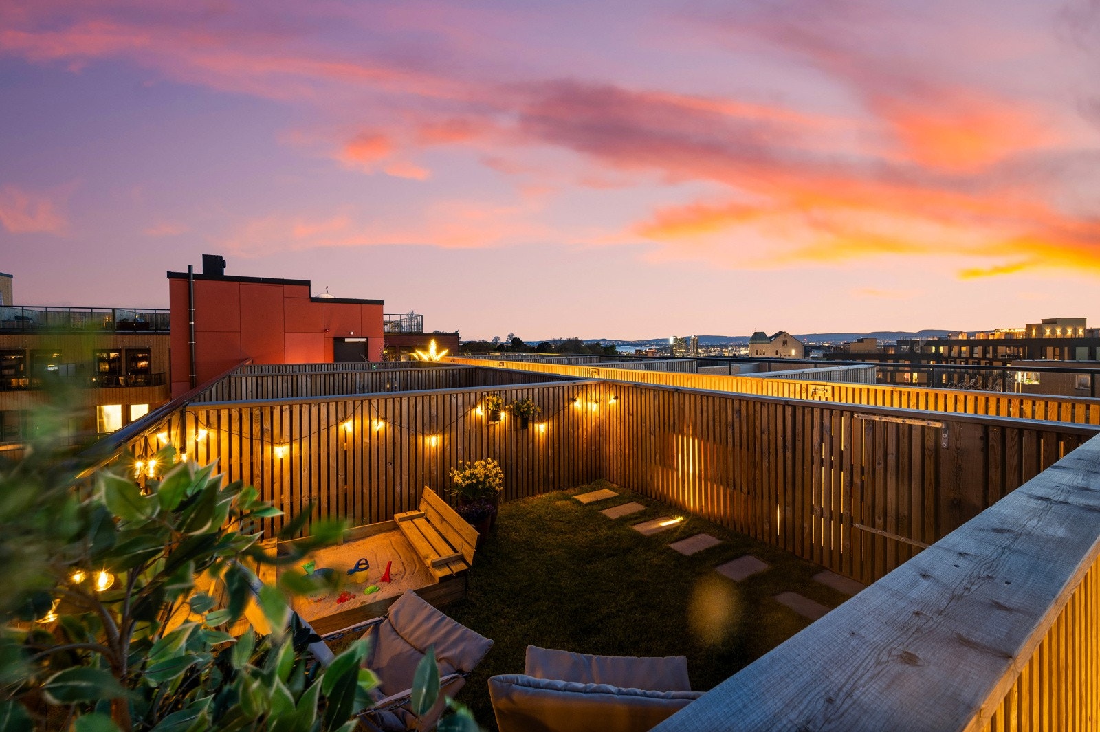 Takparsellen er fritt omsettelig, og kan selges til en annen beboer i borettslaget. Kan også leies ut ved ønske/behov. Galleribilde