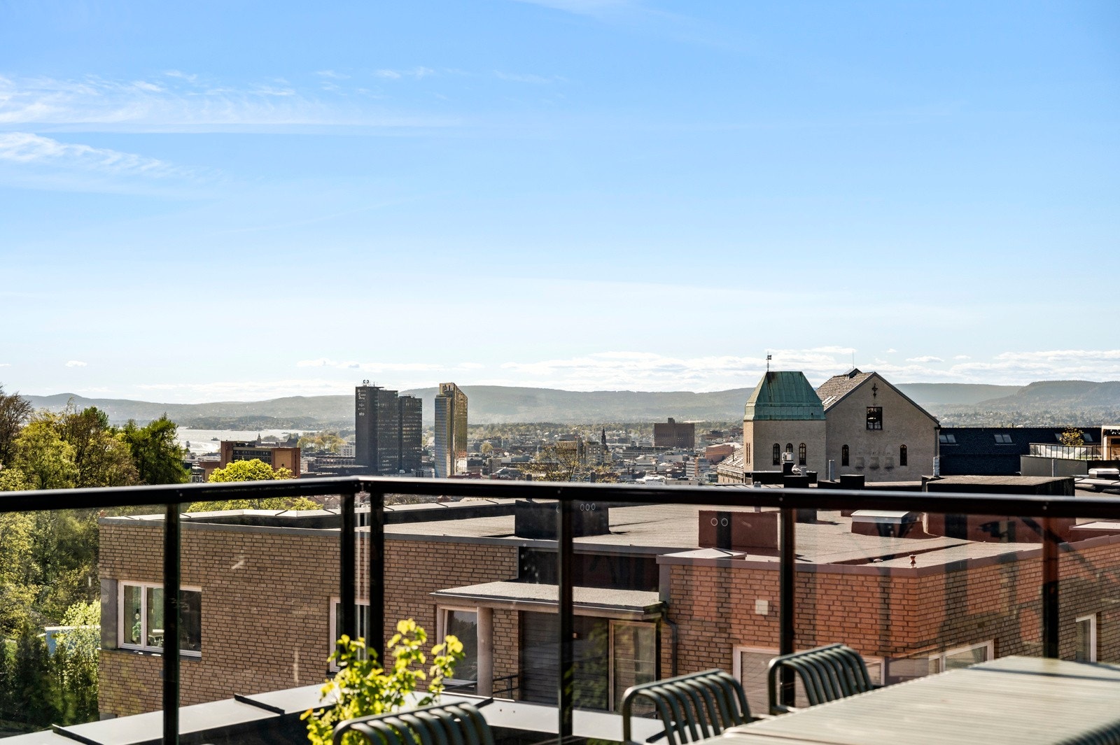 Utsikten fra takterrassen er nydelig Galleribilde