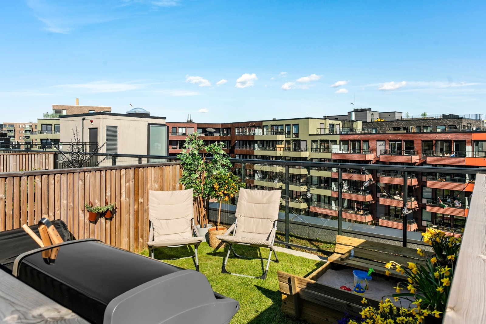 Andelen disponerer en priva inngjerdet hageparsell på tak på 15,5m². Galleribilde