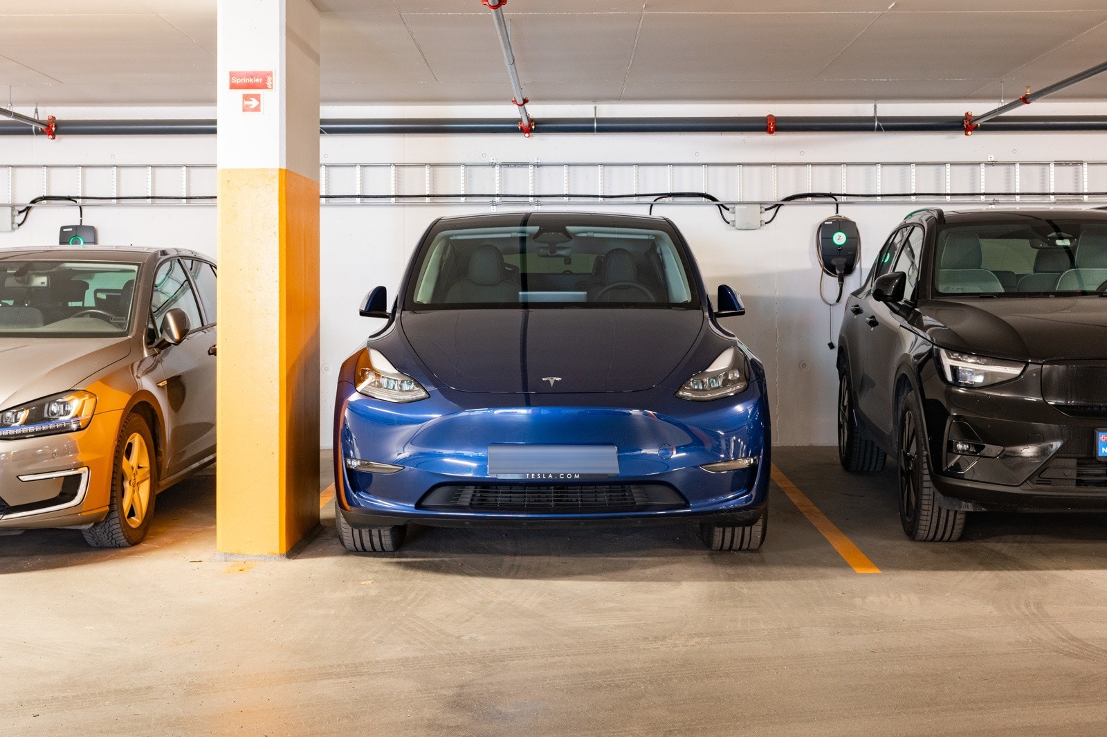 Andelen har en tilhørende parkeringsplass, nummer 3, med el-bil lader i felles avlåst parkeringsanlegg Galleribilde