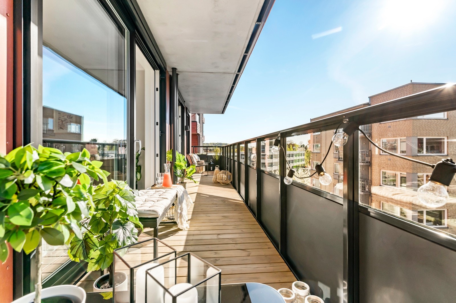 På sommerhalvåret blir balkongen en naturlig forlengelse av oppholdsarealet i leiligheten Galleribilde