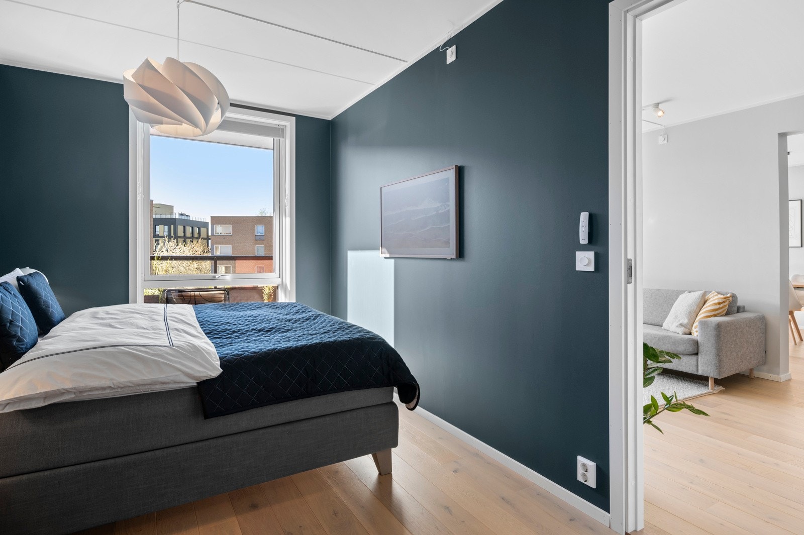 De store vinduene sørger for en behagelig og luftig romfølelse på soveværelse Galleribilde