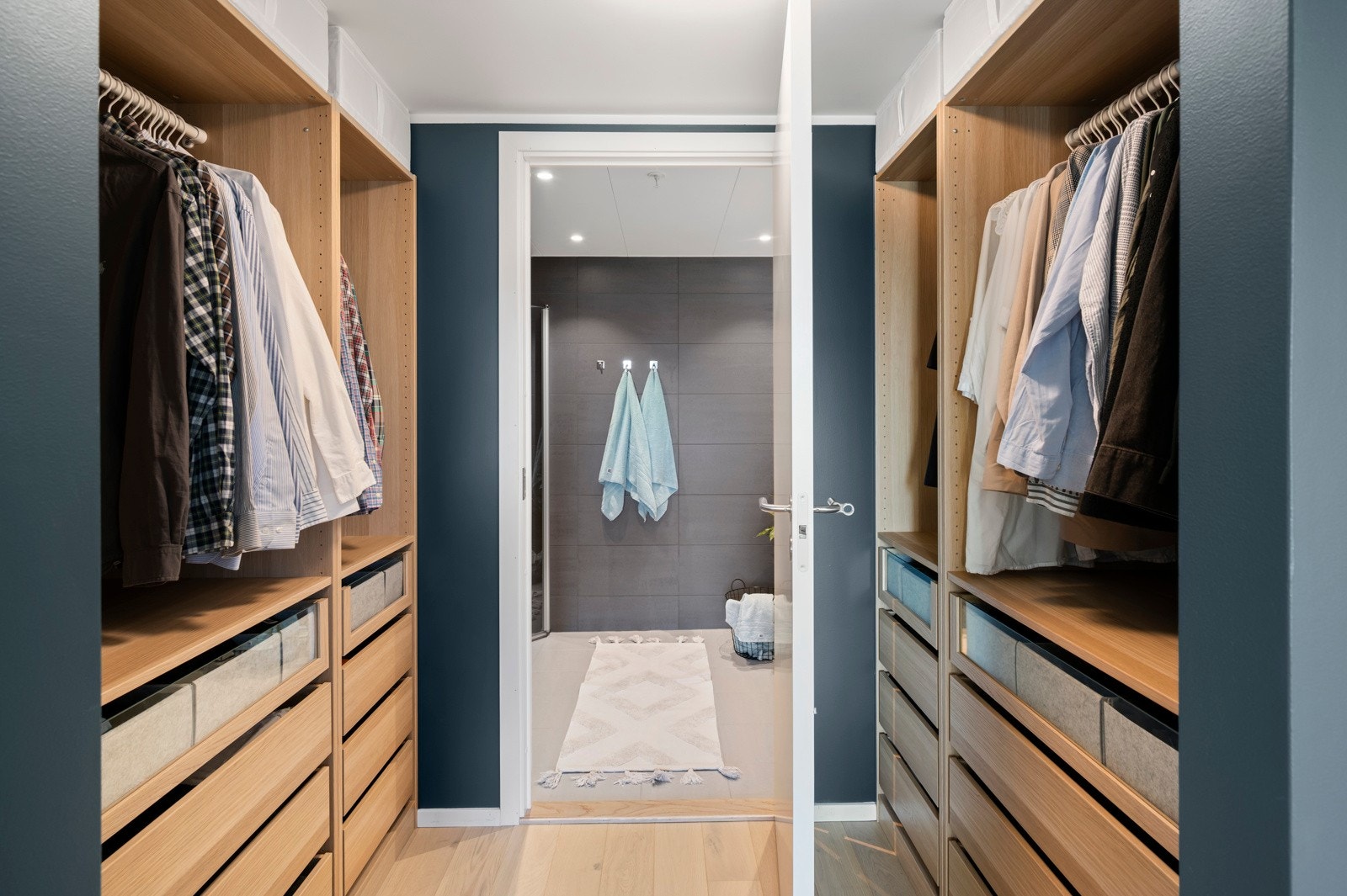 Walkin closet gir masse lagringsplass Galleribilde