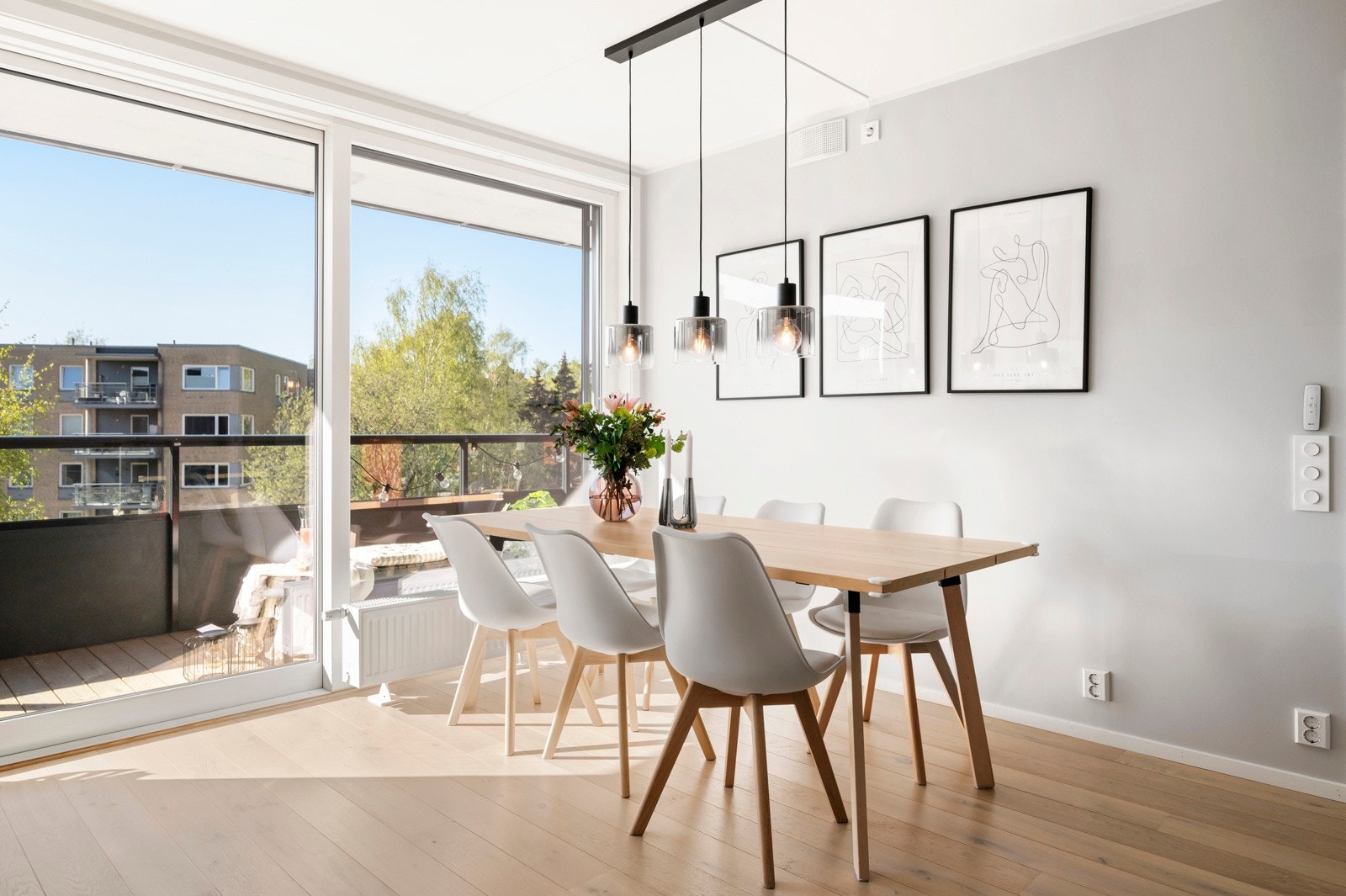 Nyt måltidene ved de store vinduene Galleribilde