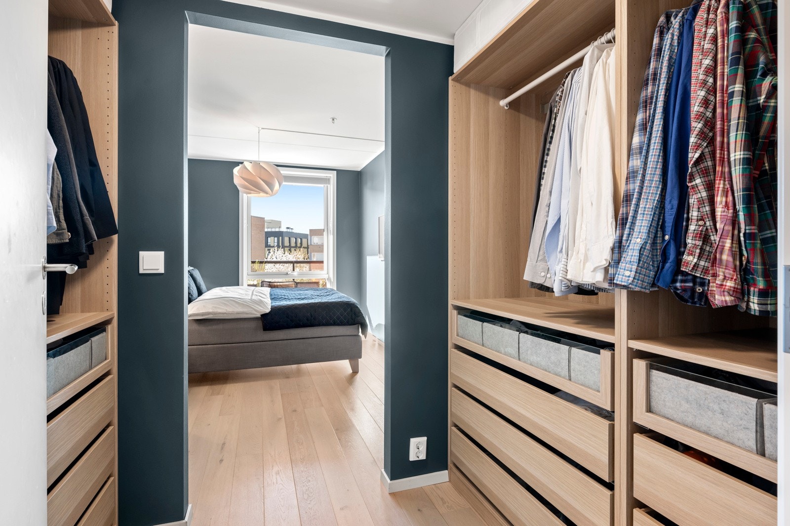 Her er ikke kles oppbevaring et problem - garderobeskap medfølger Galleribilde