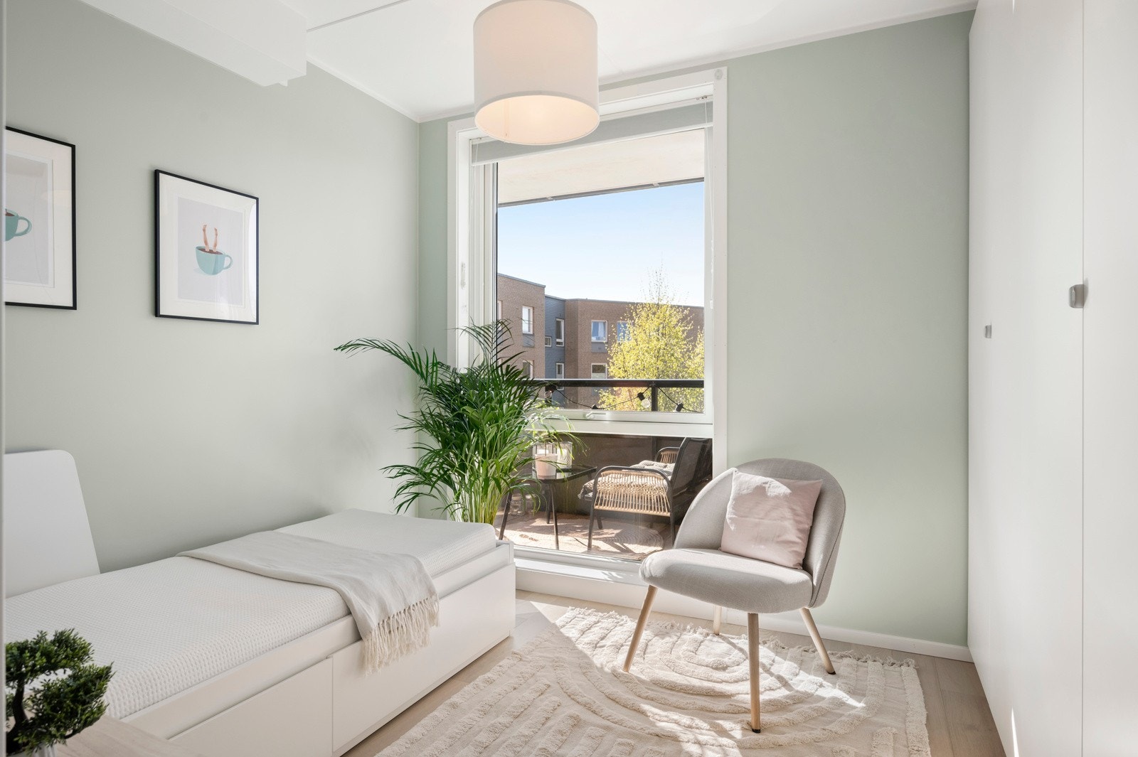 Alle rommene har store vindusflater som sikrer rikelig med naturlig lys, og bidrar til en luftig og behagelig atmosfære Galleribilde