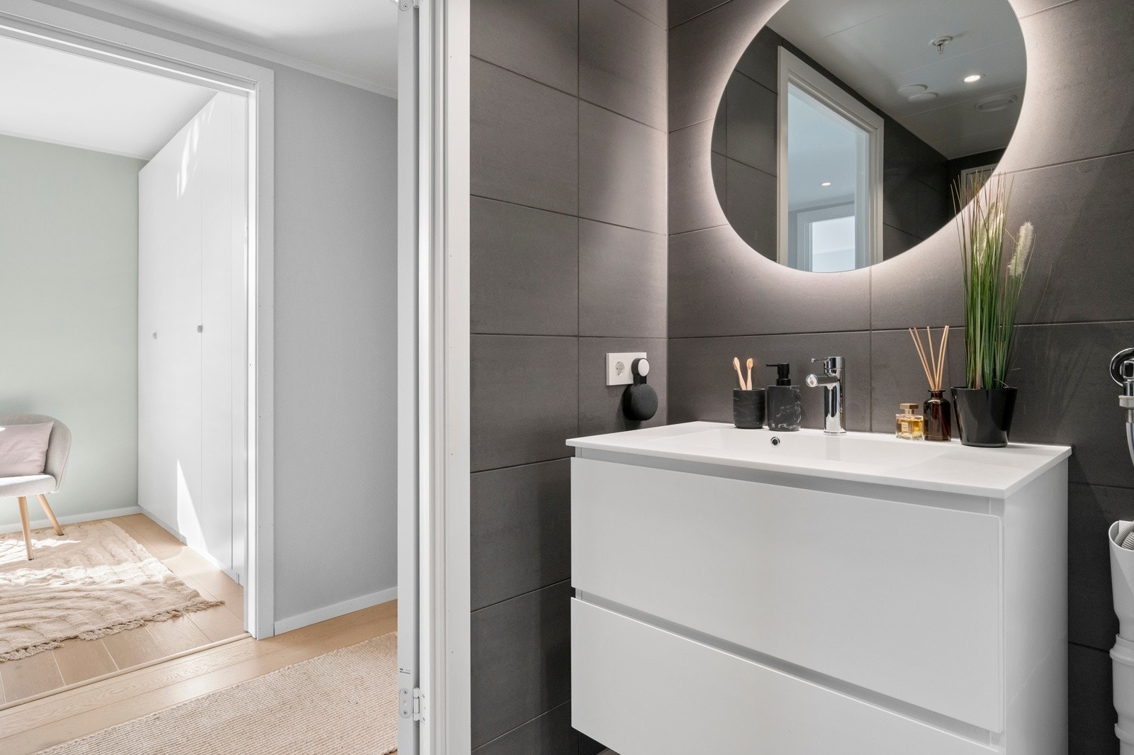 Rommet er utstyrt med vannbåren gulvvarme for ekstra komfort Galleribilde