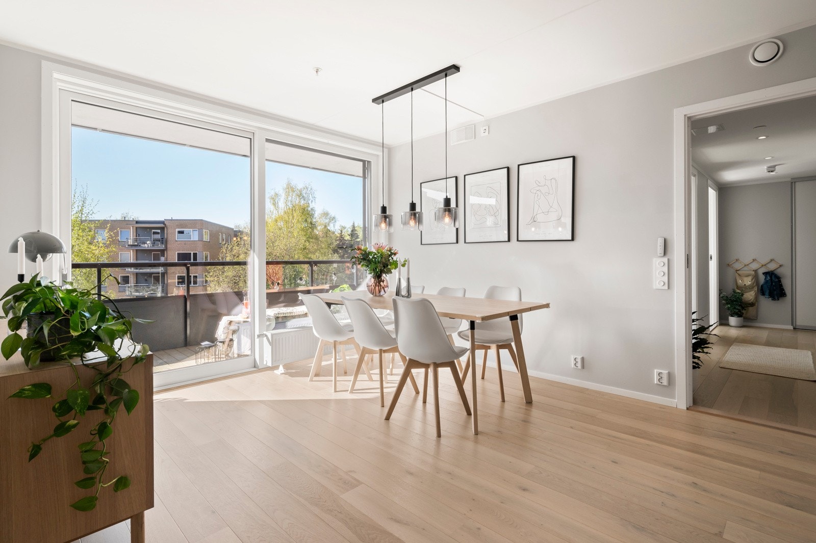 Leiligheten fremstår som svært lys og luftig, med store vindusflater, vestvendt balkong og en-stavs eikeparkett som gir en stilren helhet Galleribilde