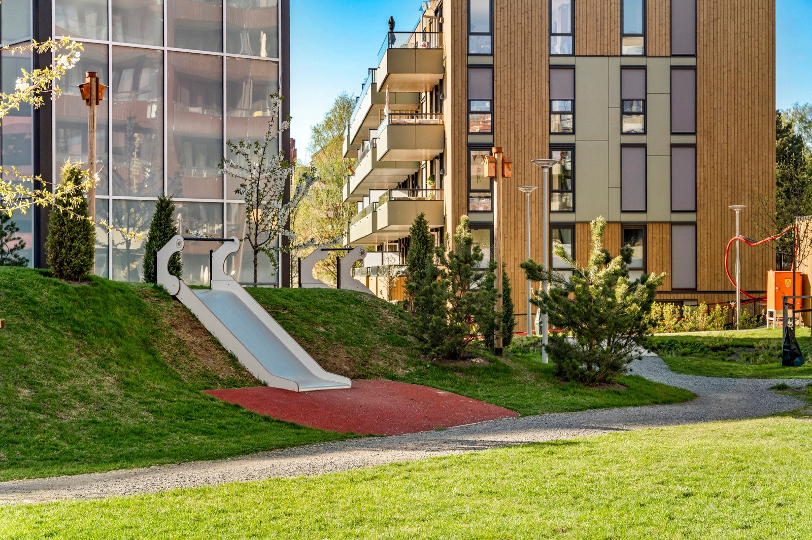 Pent opparbeidet uteområdet som legger til rette for lek og morro Galleribilde