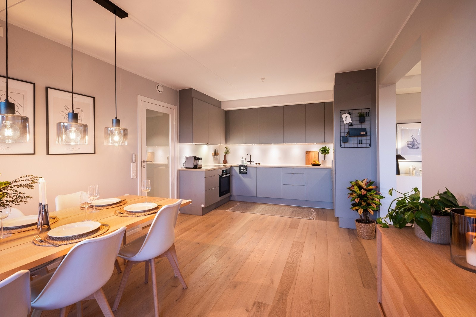 Åpen og sosial løsning til kjøkkenet - plass til mange gjester Galleribilde