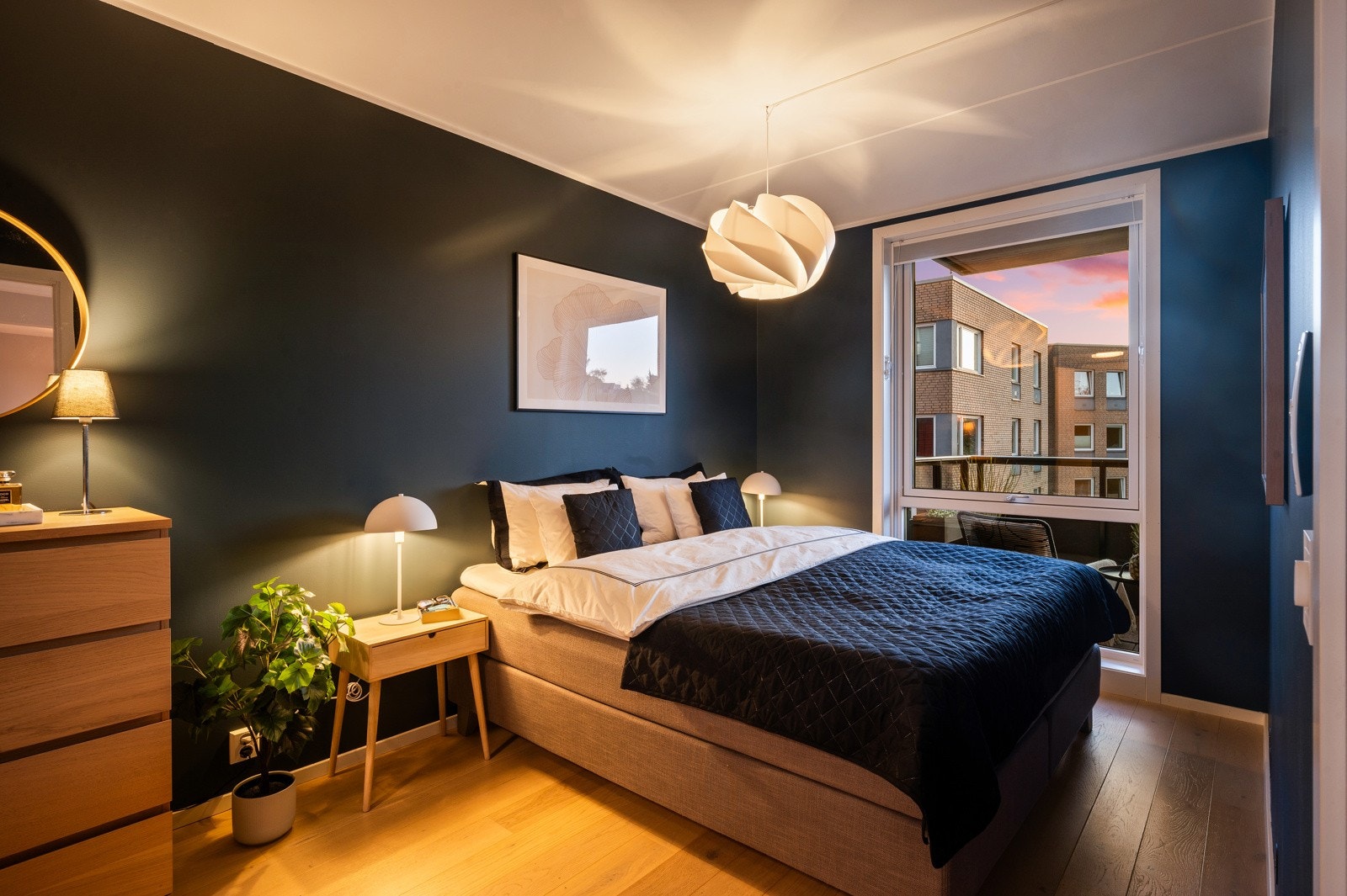 Hovedsoverommet gir følelse av hverdag luksus, med både walk in closet og eget bad! Galleribilde