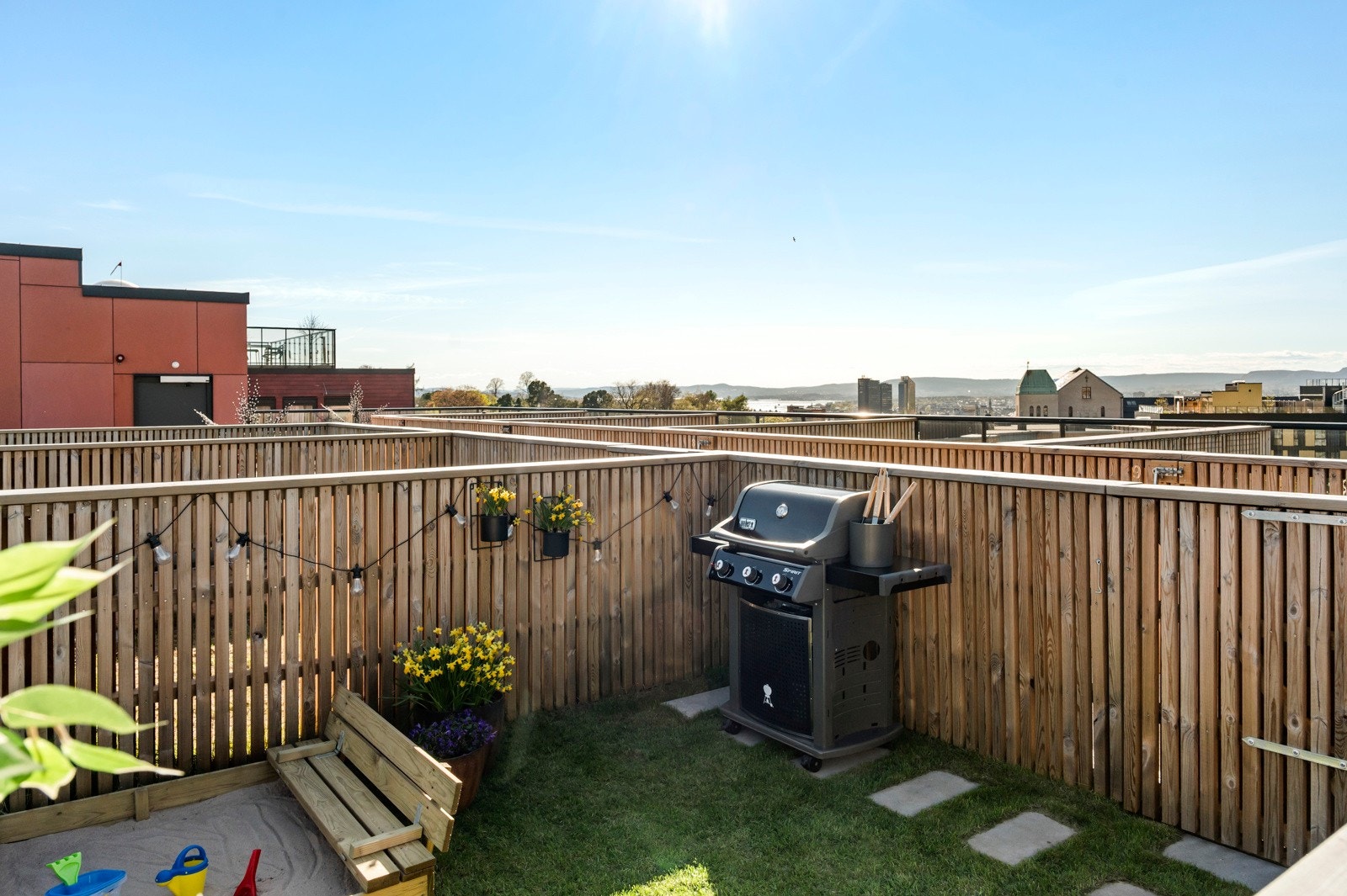 Her skal det ikke stå på uteplassen - mange muligheter for deg med små barn, grønne fingre eller om du rett og slett liker å grille! Galleribilde