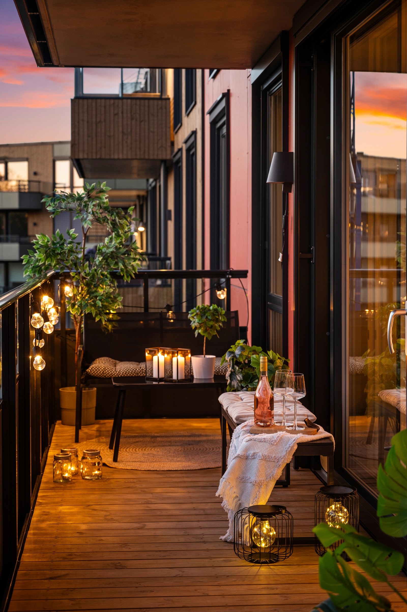 Alle vinduer er utstyrt med elektriske screens som manøvreres via fjernkontroller i ulike soner Galleribilde