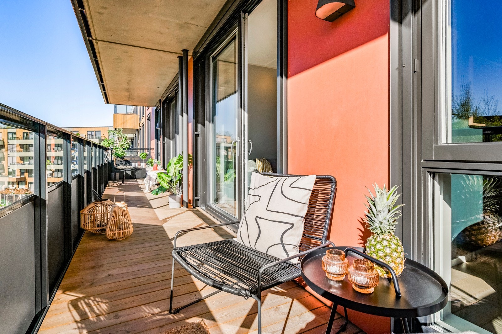 Balkongen er romslig og byr på gode solforhold Galleribilde