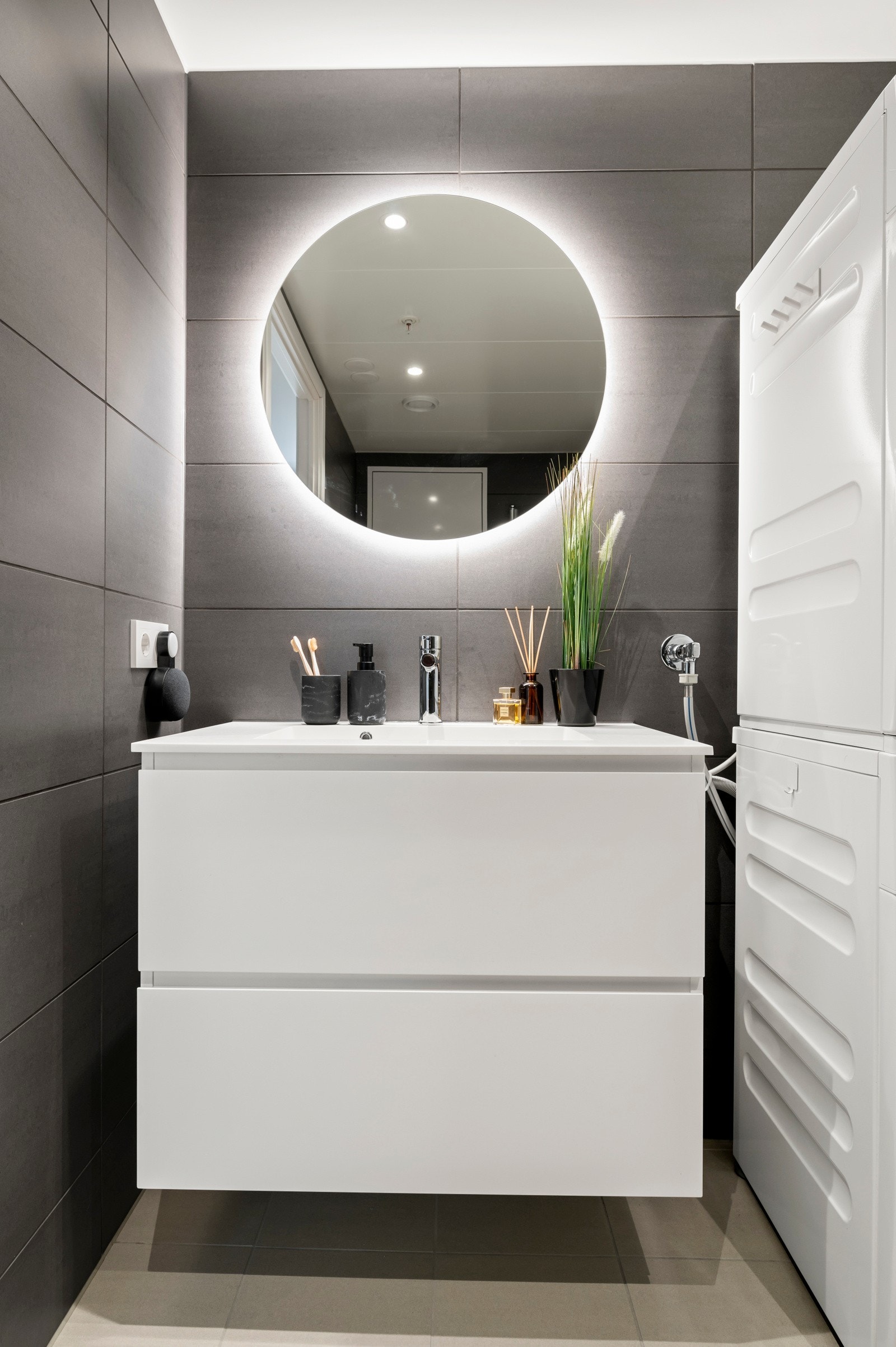 Lekkert speil med lys gir badet det lille ekstra Galleribilde