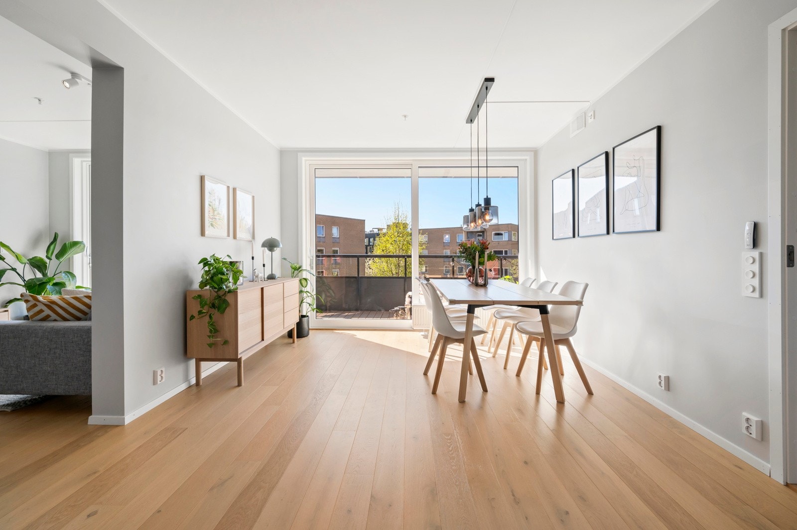 Spisestuen er romselig med god plass til spisebord og annen innredning Galleribilde