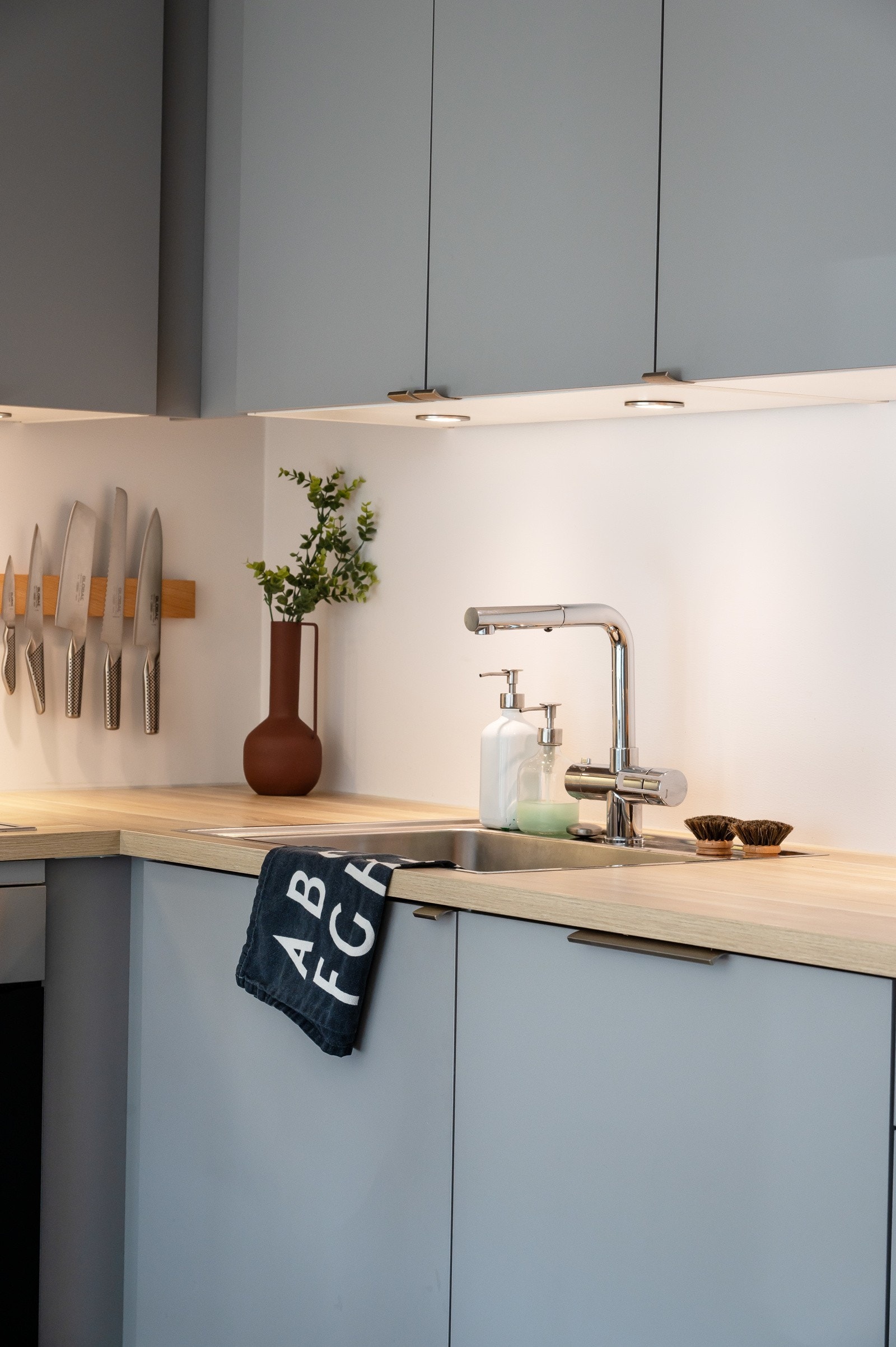 Praktisk nedfelt oppvaskkum i rustfritt stål med greps armatur sikrer både funksjonalitet og designmessig helhet Galleribilde