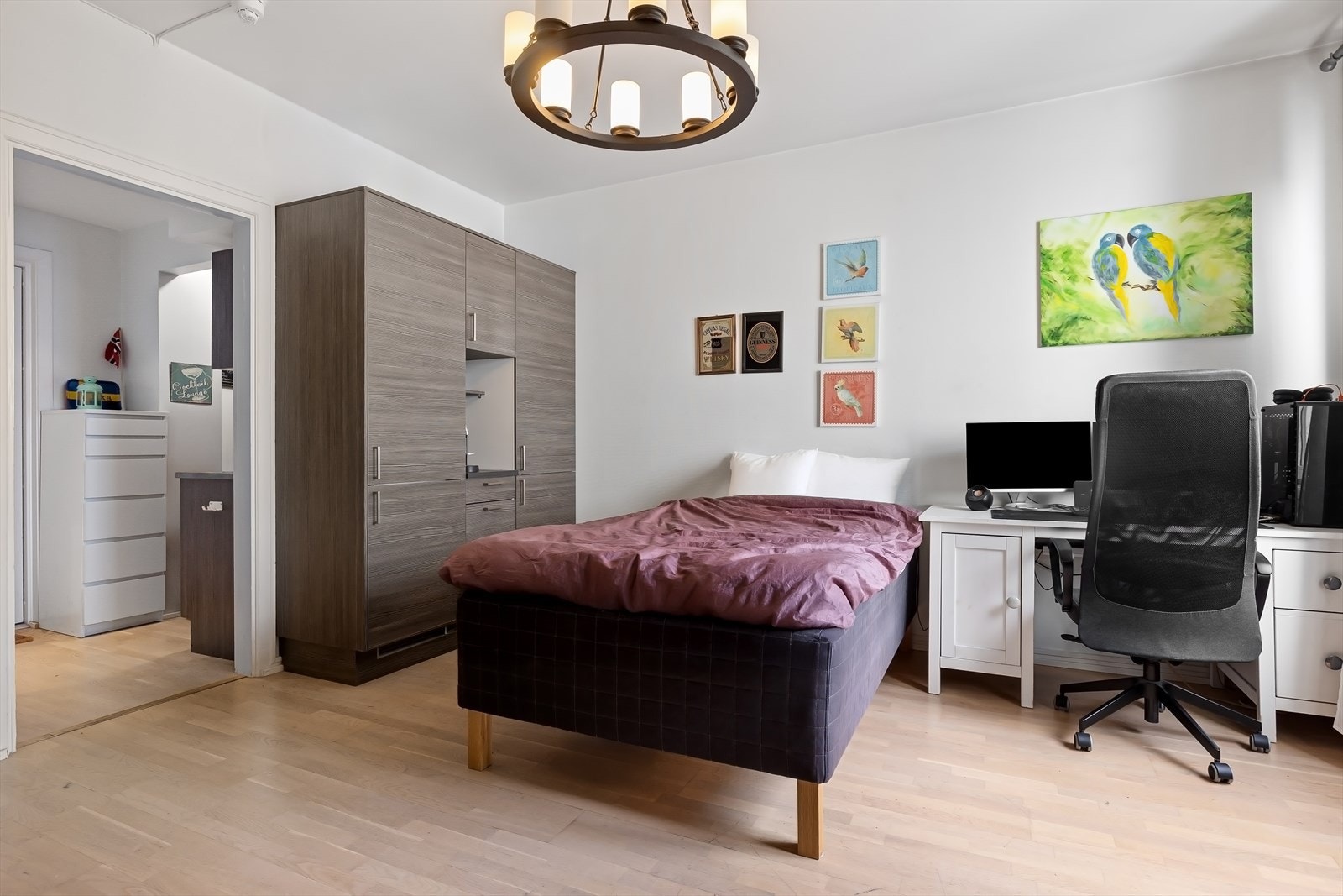 Fin 1-roms med moderne overflater, stille beliggende mot bakgård Galleribilde