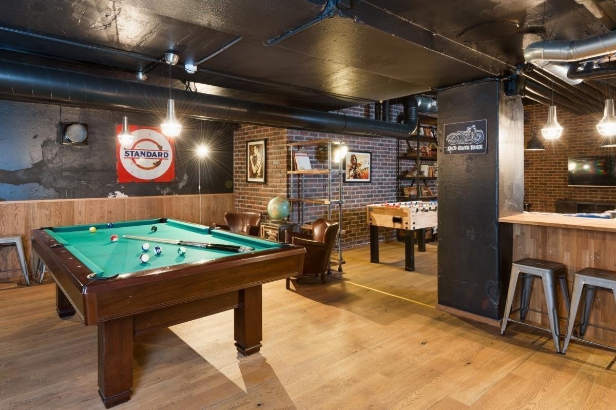 Felles gamingrom i kjeller. Galleribilde