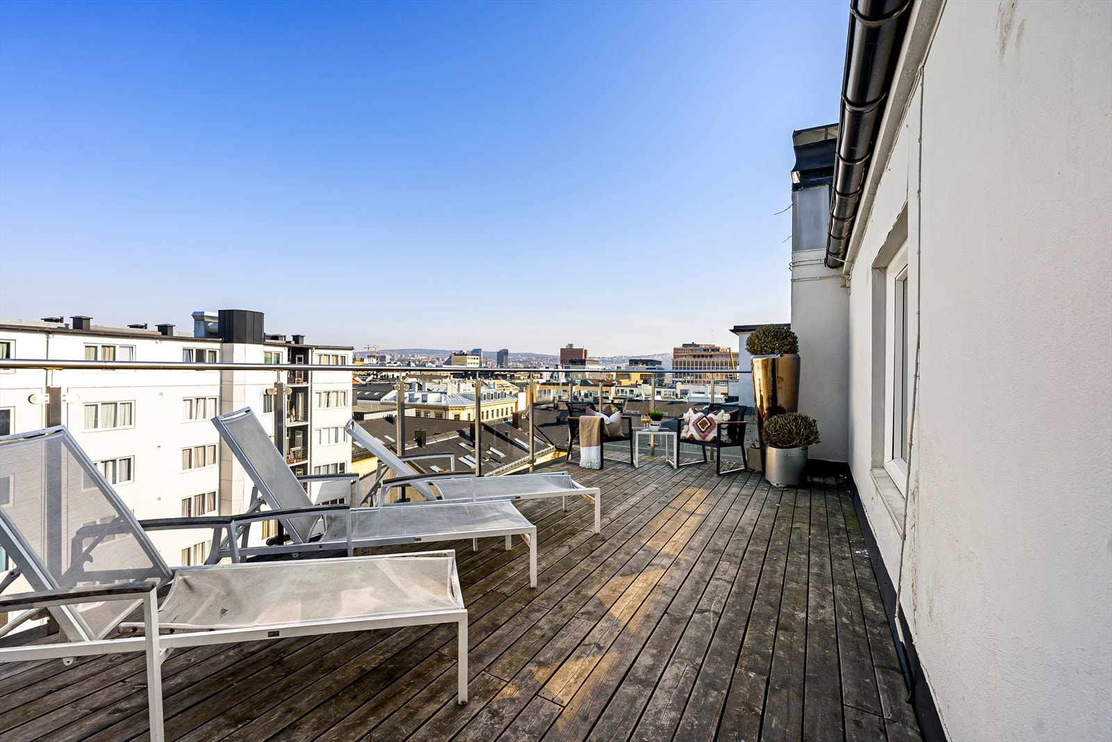 Takterrassen har gode solforhold Galleribilde