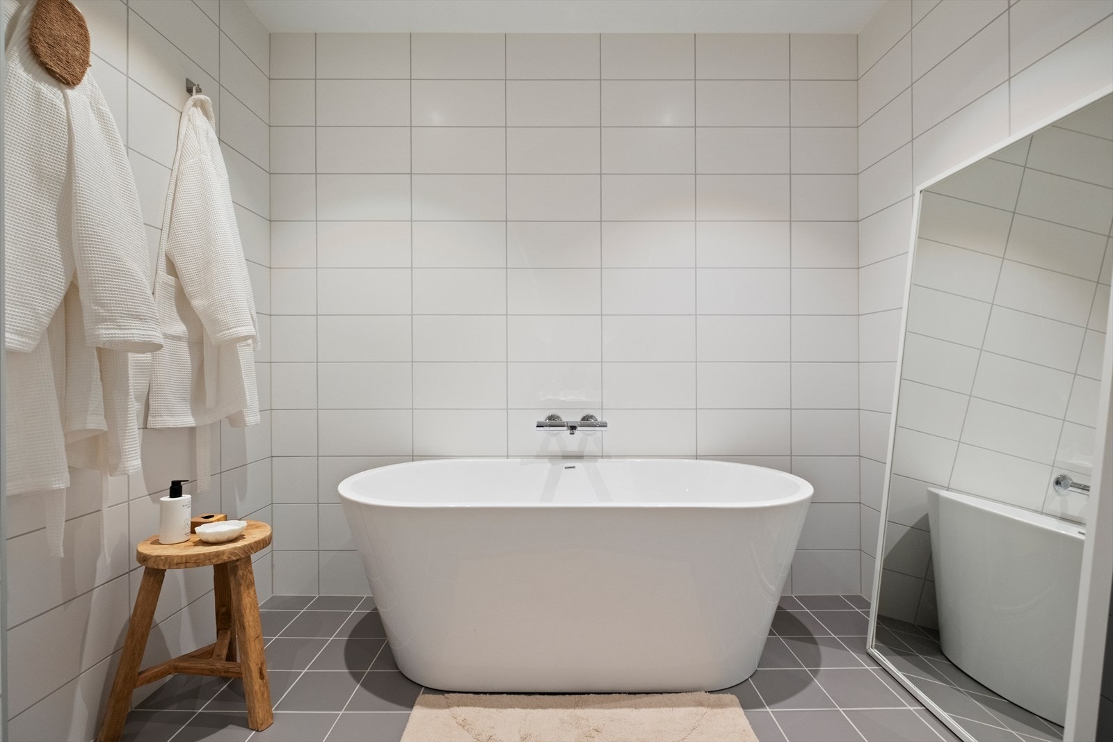 Der det ene badet har badekar Galleribilde