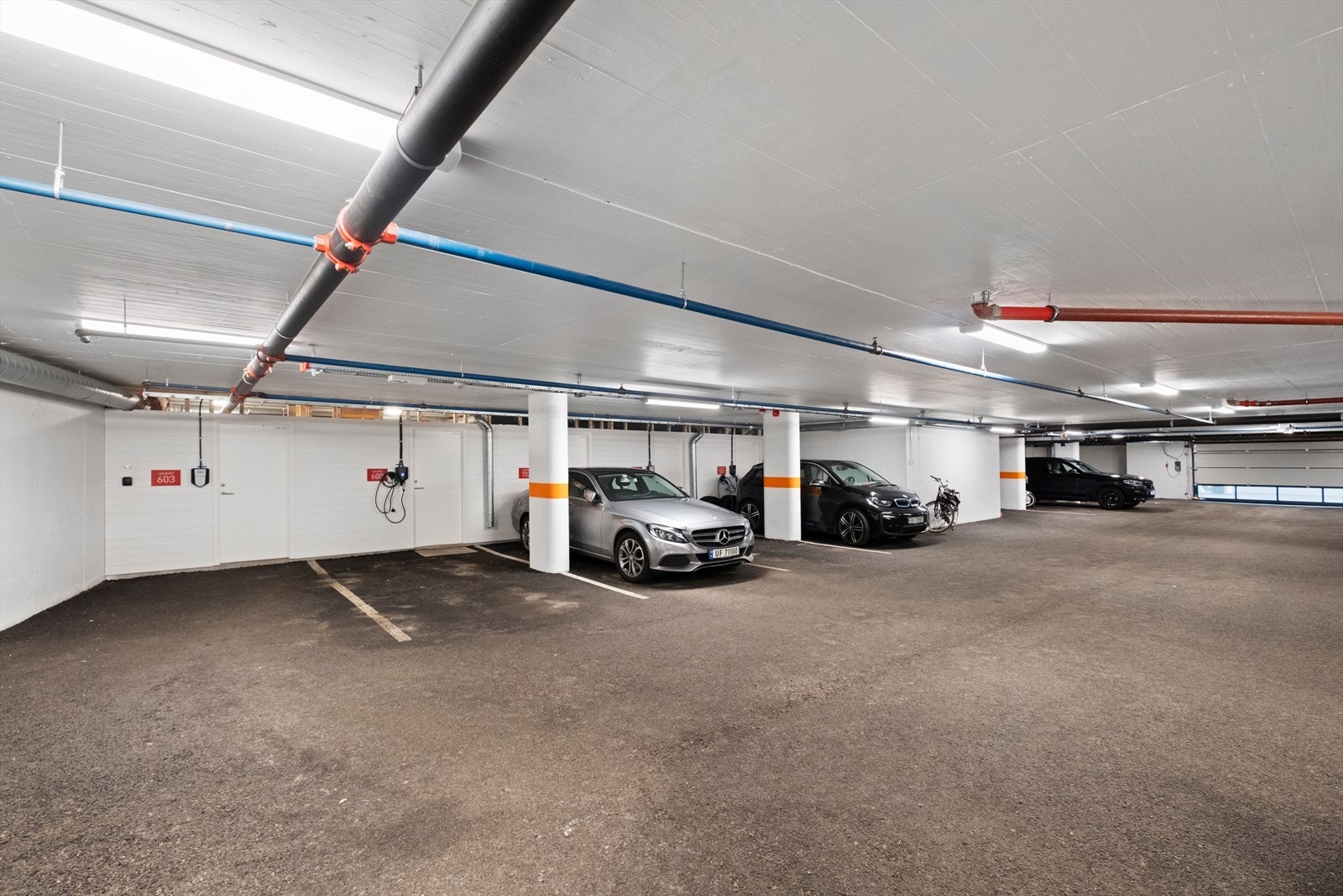 Leiligheten har 2 p-plasser i lukket garasjeanlegg og 2 sportsboder Galleribilde