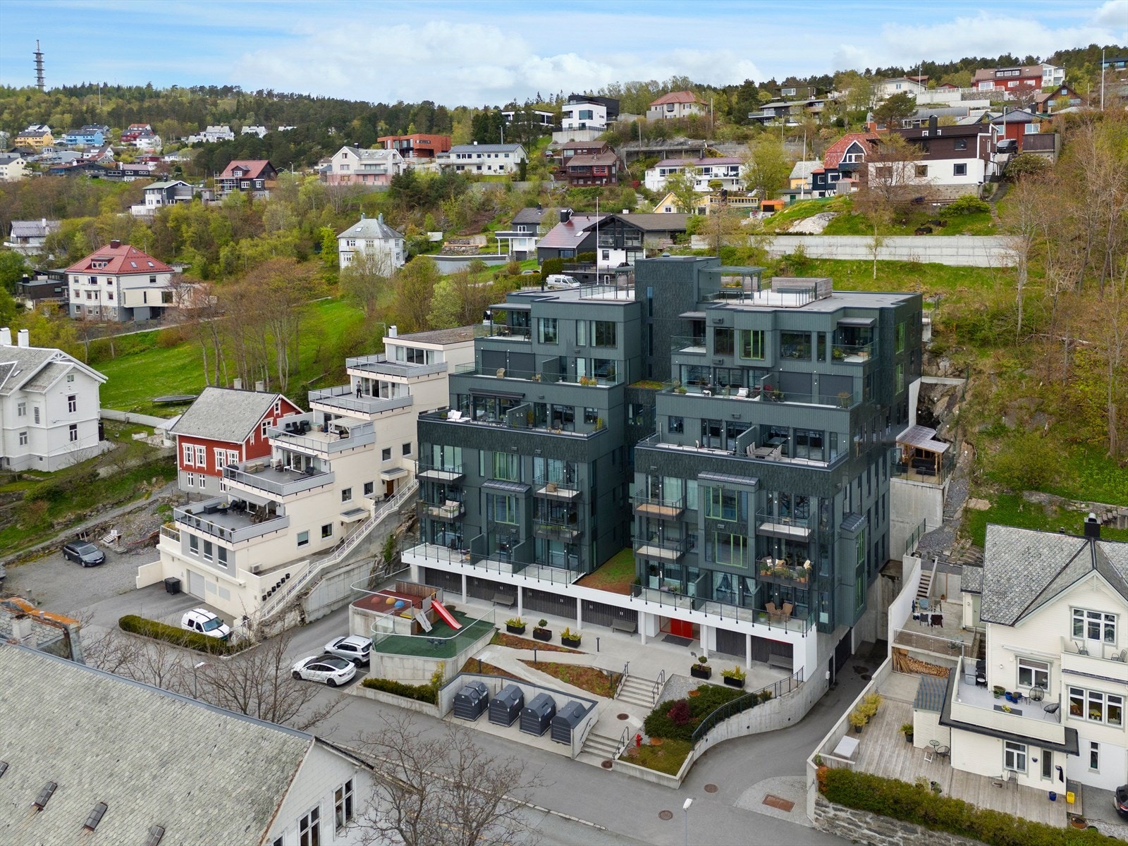 Prosjektet er virkelig flott med fine uteområder og takterrasse. Det er gjesteparkering utenfor blokken samt innvending i parkeringsetasje 1 (av 2 parkeringsetasjer). Galleribilde