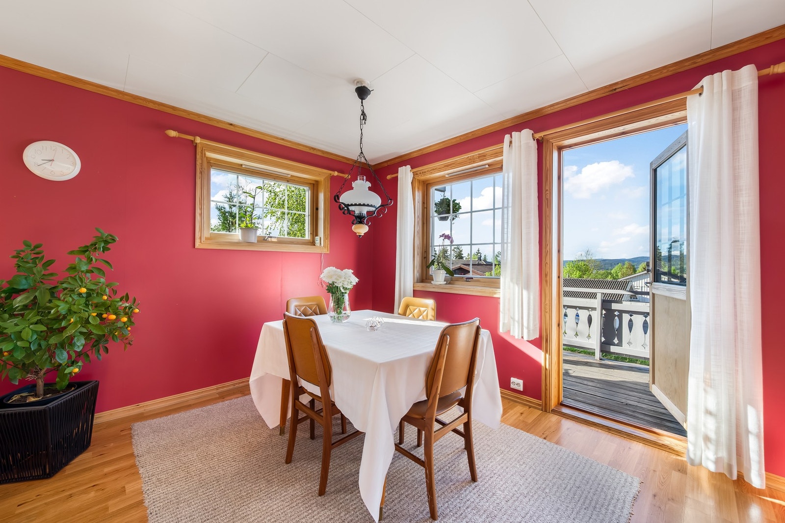 Spisestue med utgang til balkong og veranda. Galleribilde