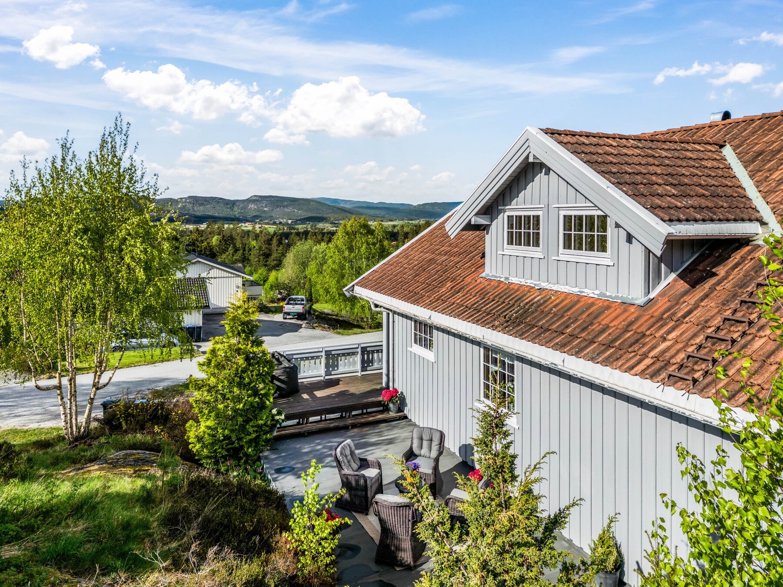 Boligen's opprinnelige byggeår er 1993, og er jevnlig vedlikeholdt opp igjennom årene. I 2017 ble det satt opp en frittstående, dobbel garasje. Boligen er romslig og innholdsrik med hele fire soverom, bad, vaskerom, stor stue samt hybel med eget bad. Galleribilde