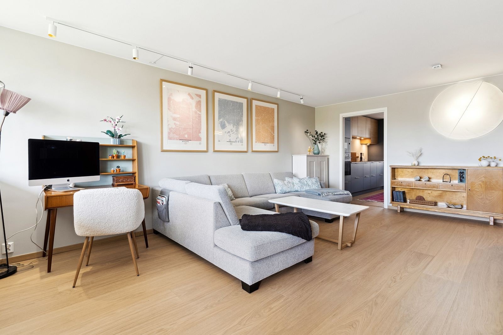 Romslig stue med utgang til balkong Galleribilde