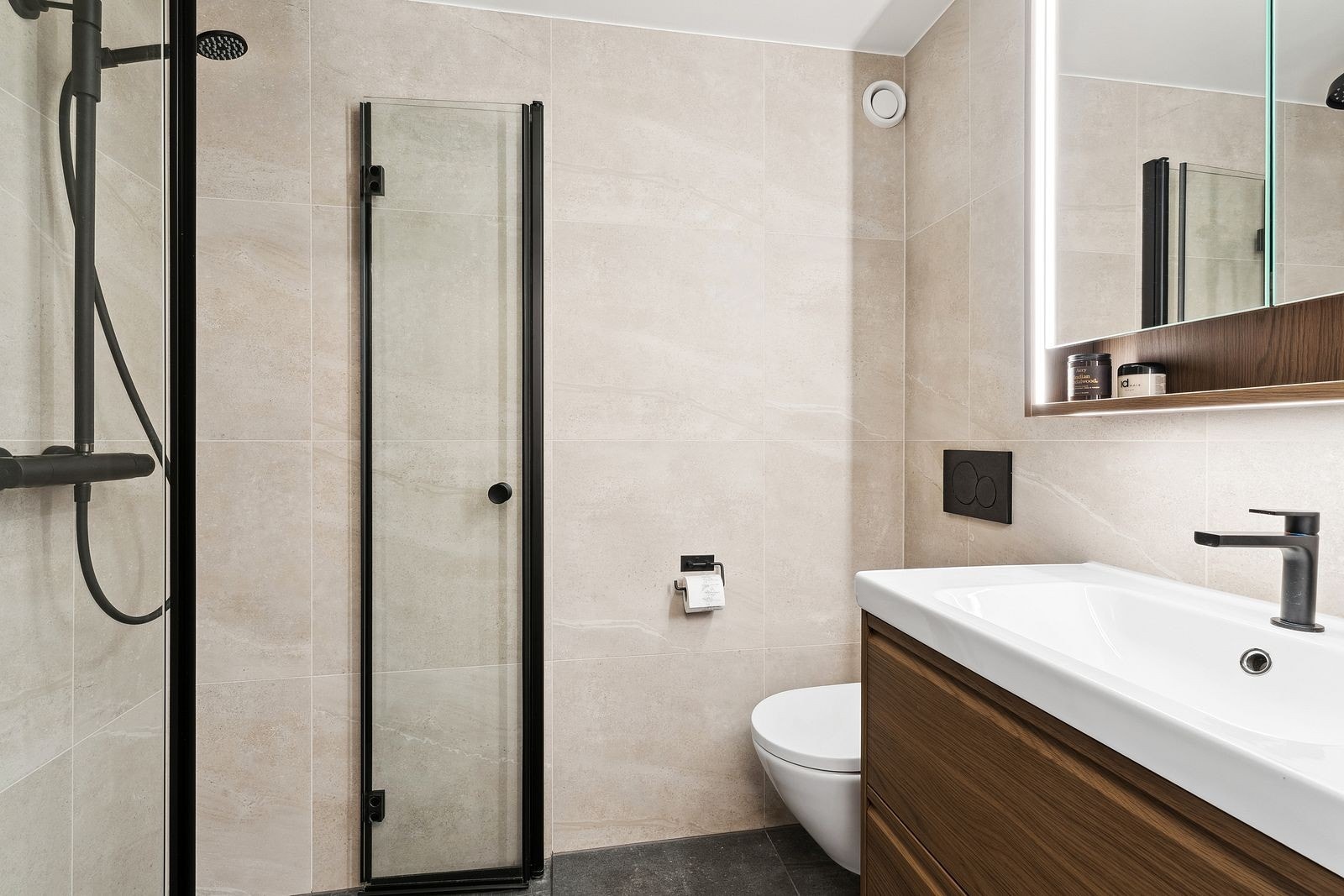 Lekkert bad med innfellbare dusjvegger Galleribilde