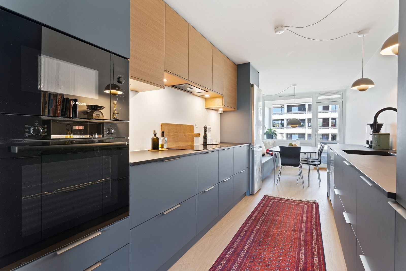 Lekkert Kvik kjøkken med spisebord og utgang til liten balkong Galleribilde