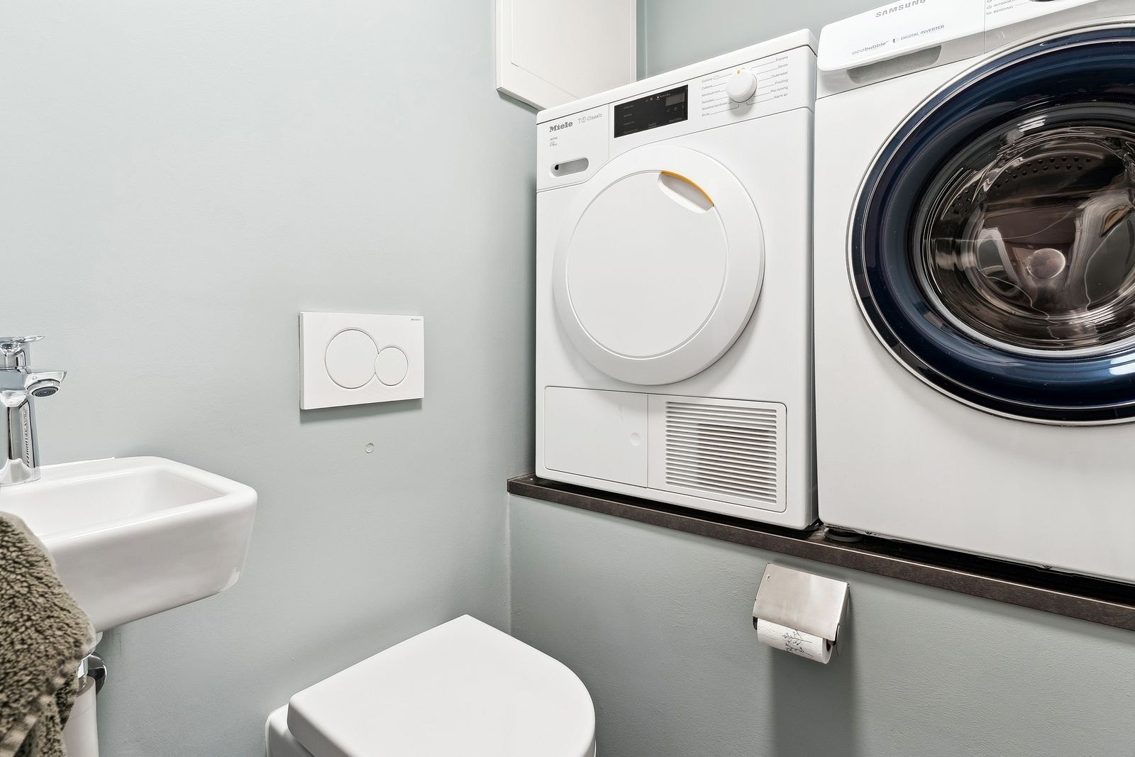 Praktisk vaskerom med wc Galleribilde