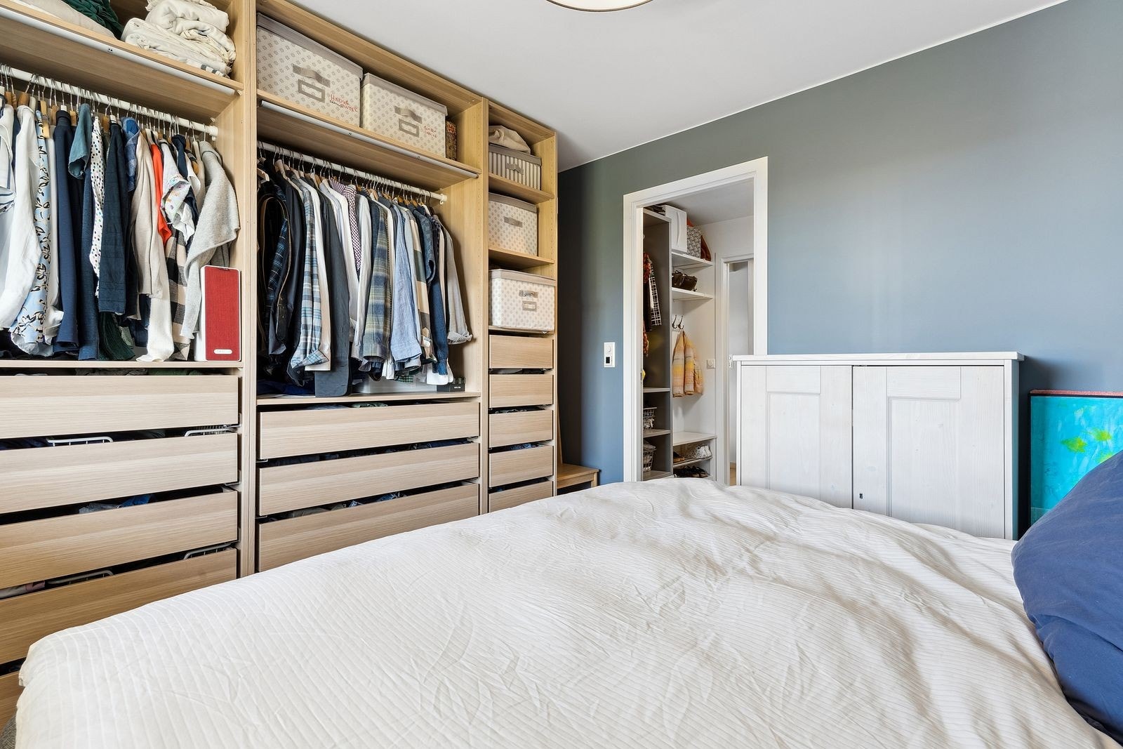 Hovedsoverom med mye garderobeplass. Mellom entré og soverommet er også en garderobe Galleribilde