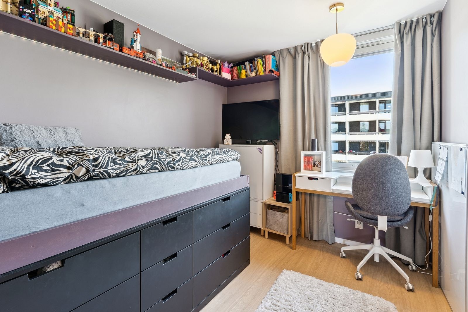 Soverom har innebygde senger med lagringsplass Galleribilde