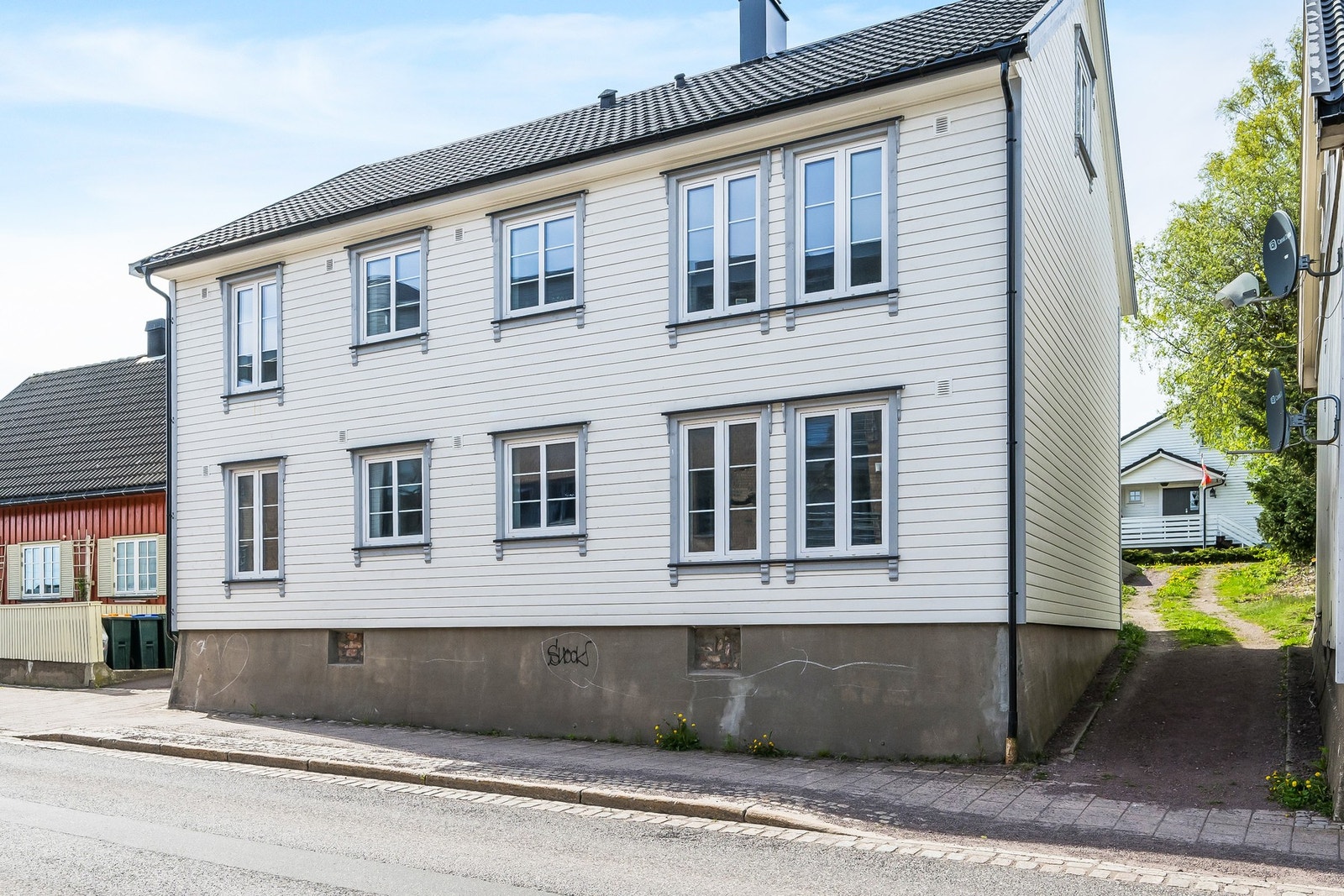 Inngang til fots fra Storgata og med bil fra baksiden - det medfølger biloppstillingsplass Galleribilde