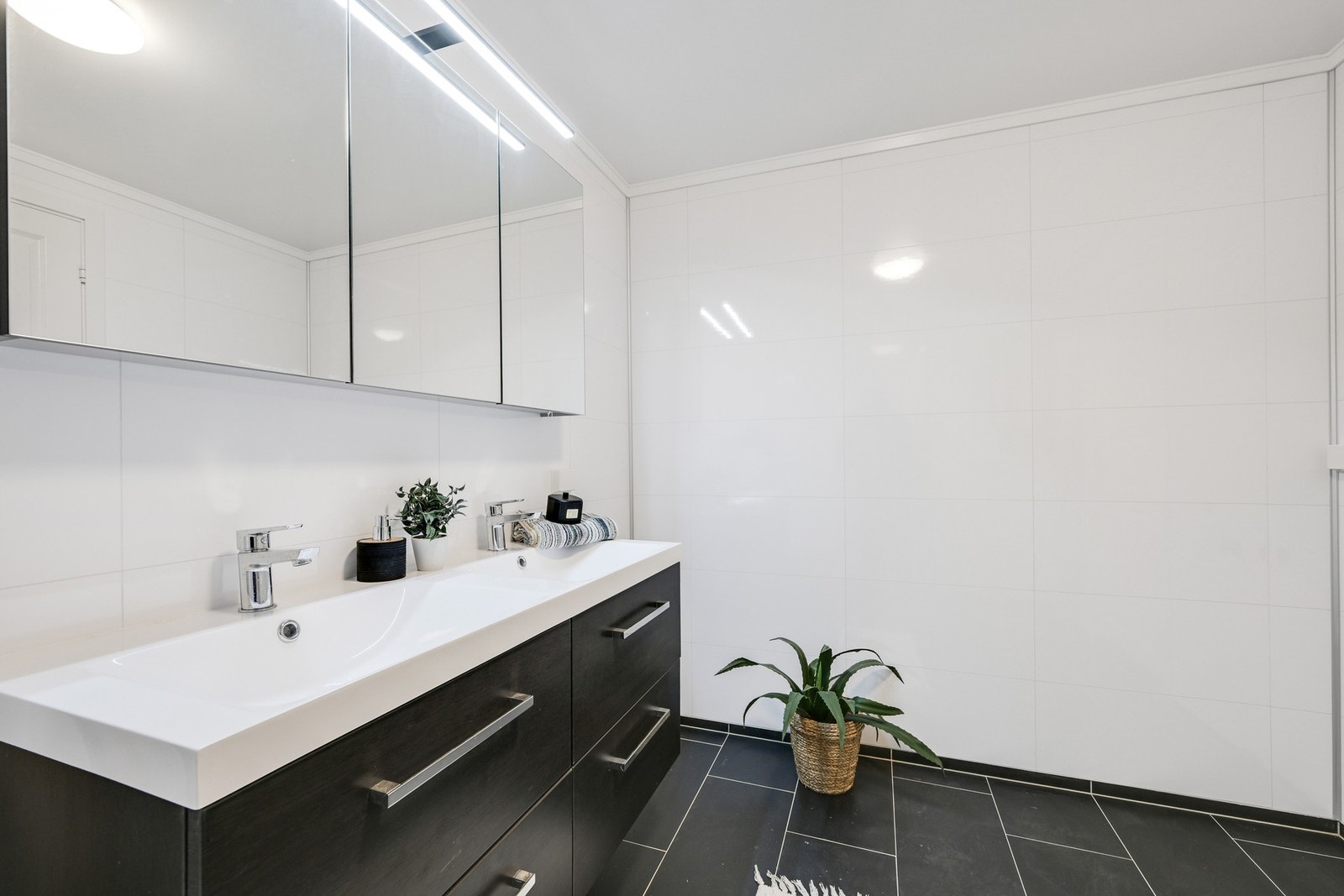Det er godt med skapplass på badet - flislagt gulv med varmekabler Galleribilde